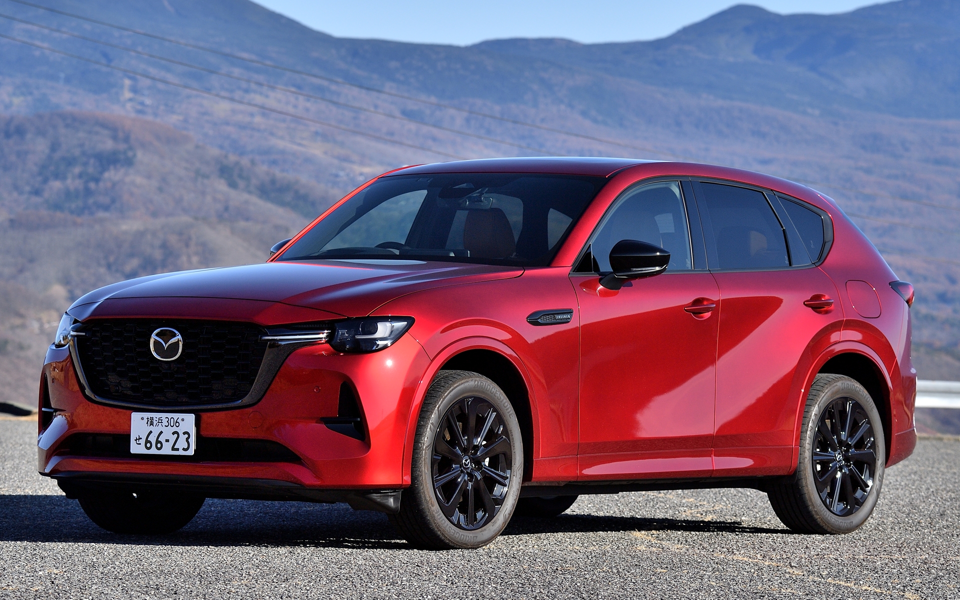 今回試乗したのは2025年2月21日に発売された「CX-60」の改良モデル。グレードは「XD-HYBRID プレミアムスポーツ」（574万7500円）でボディサイズは4740×1890×1685mm（全長×全幅×全高）、ホイールベースは2870mm