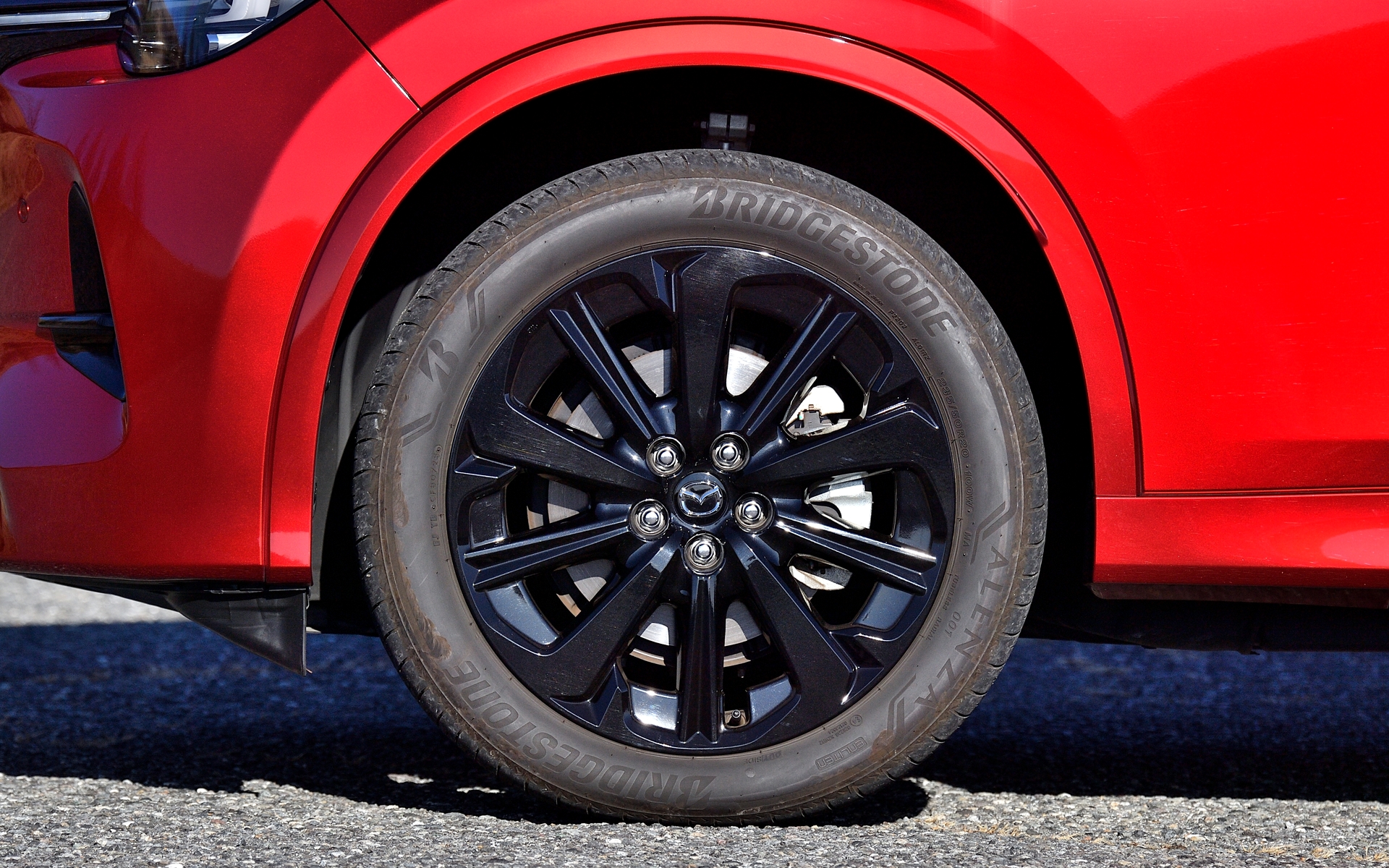 商品改良では操縦安定性・乗り心地の向上を目的に、バネ、ダンパー変更を中心にサスペンションセッティングを見直すとともに、電動パワーステアリングやAWD等の制御を最適化。さらに走行中のさまざまな騒音・振動への対策を織り込み、静粛性も向上させている。足下はブラックメタリック塗装の20インチホイールにブリヂストン「アレンザ 001」（235/50R20）をセット