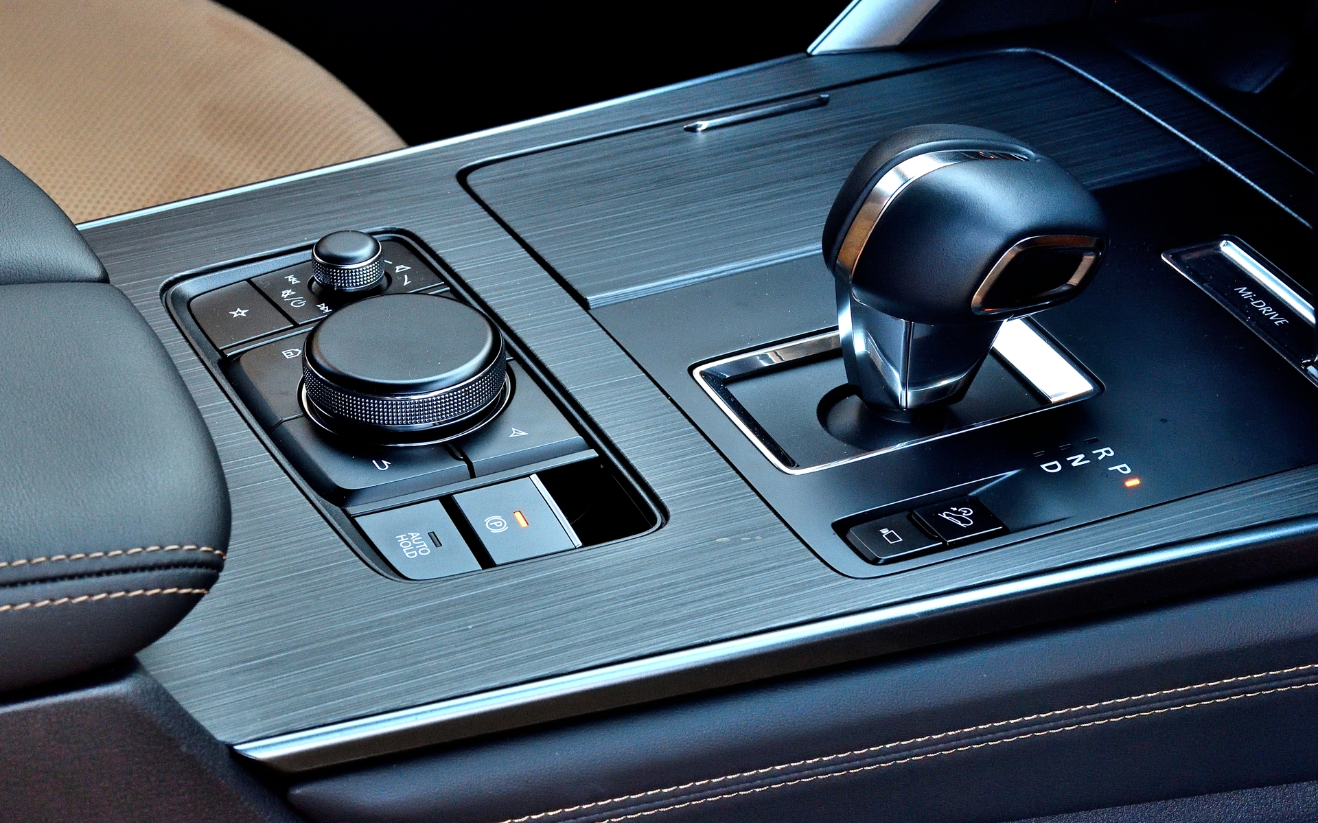 インテリアは上質さが感じられるタン内装