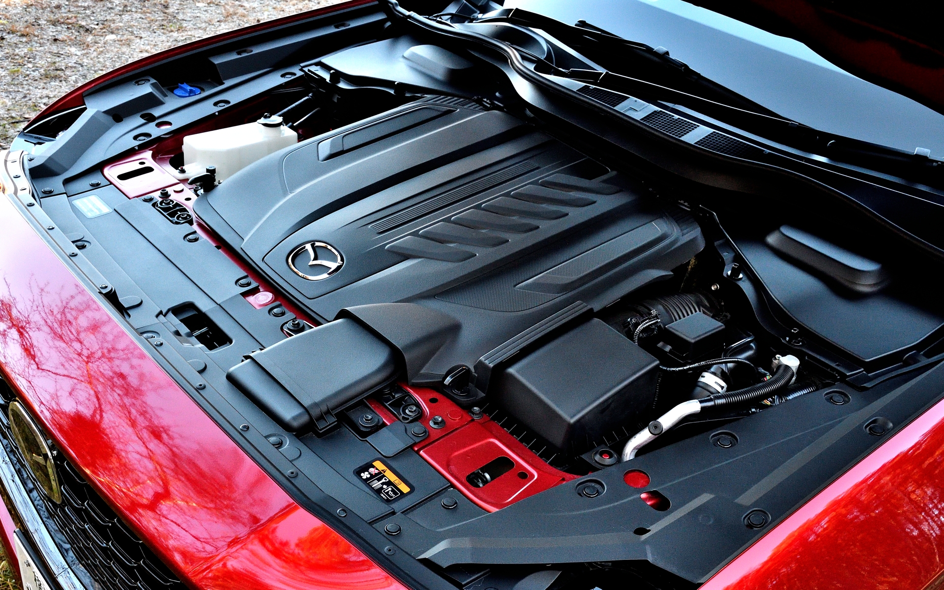 48Vマイルドハイブリッドシステム“M Hybrid Boost”を搭載する「e-SKYACTIV D」は、最高出力187kW（254PS）/3750rpm、最大トルク550Nm/1500-2400rpmを発生する直列6気筒3.3リッターディーゼルターボエンジンと、最高出力12kW（16.3PS）/900rpm、最大トルク153Nm/200rpmを発生するモーターを組み合わせ、WLTCモード燃費は20.9km/L。トランスミッションは8速ATを組み合わせる