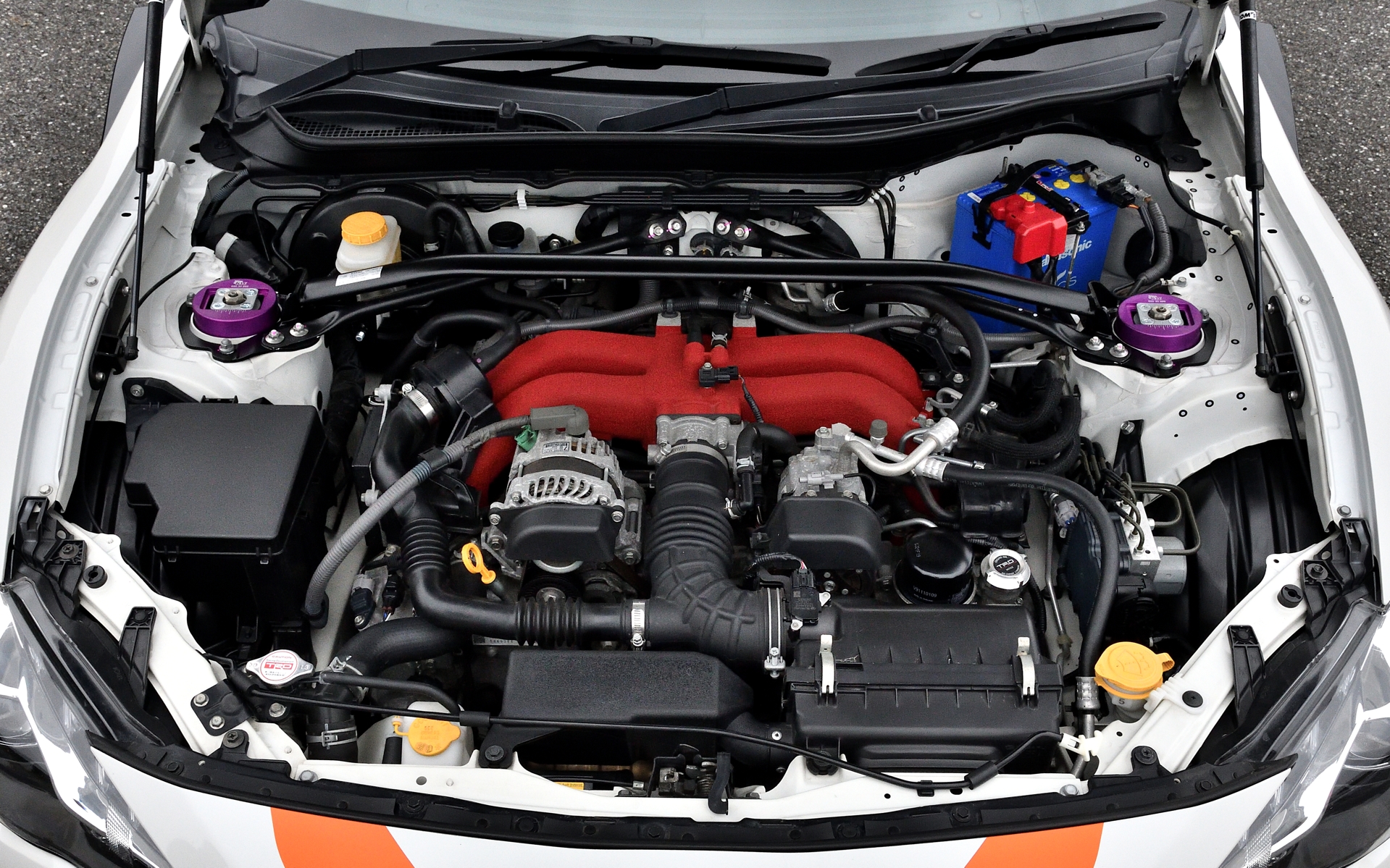 エンジンはノーマルのまま。KW製の車高調整式サスペンションキットを装着し、車高は約15mmダウン。バネレートはフロントが80N/mm、リアが90N/mm