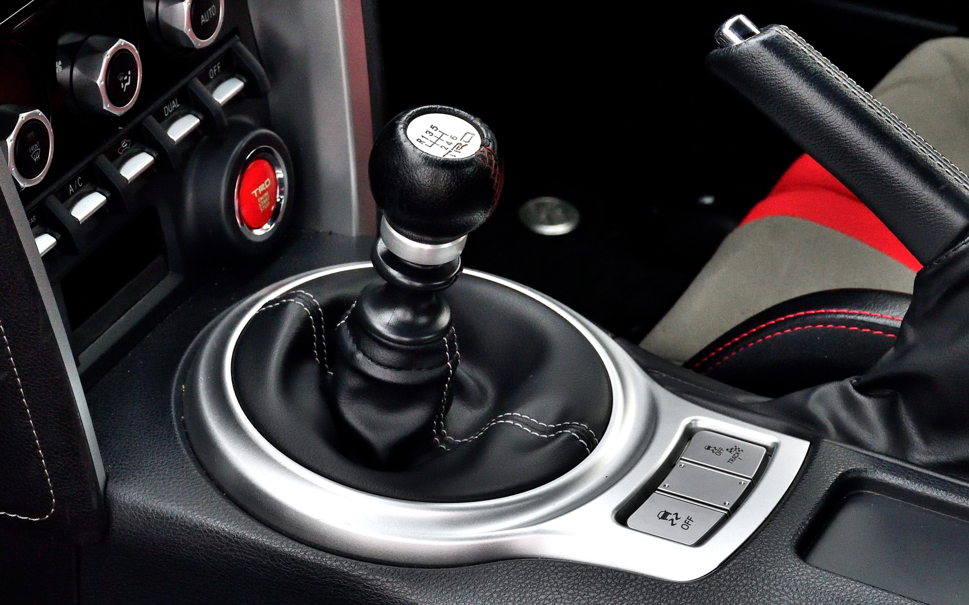 GR86用のクロスミッションを装着（1＆2速クロス、3＆4強化型）、ファイナルギヤは4.100から4.555へと変更している