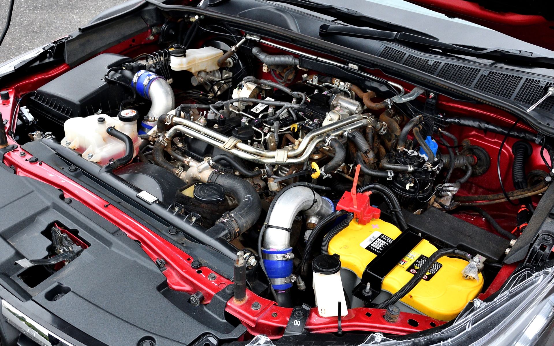 エンジンは競技用にチューニング済み。CT12DVタービンや大容量インジェクター、ECU（コンピュータ）の競技用プログラムに書き換えられている