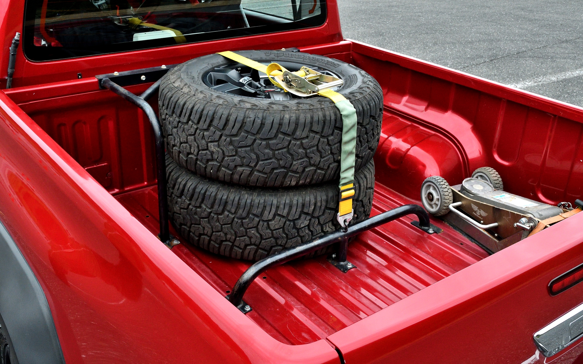 フルバケットシートやロールケージなど内装も競技用に仕上げられている