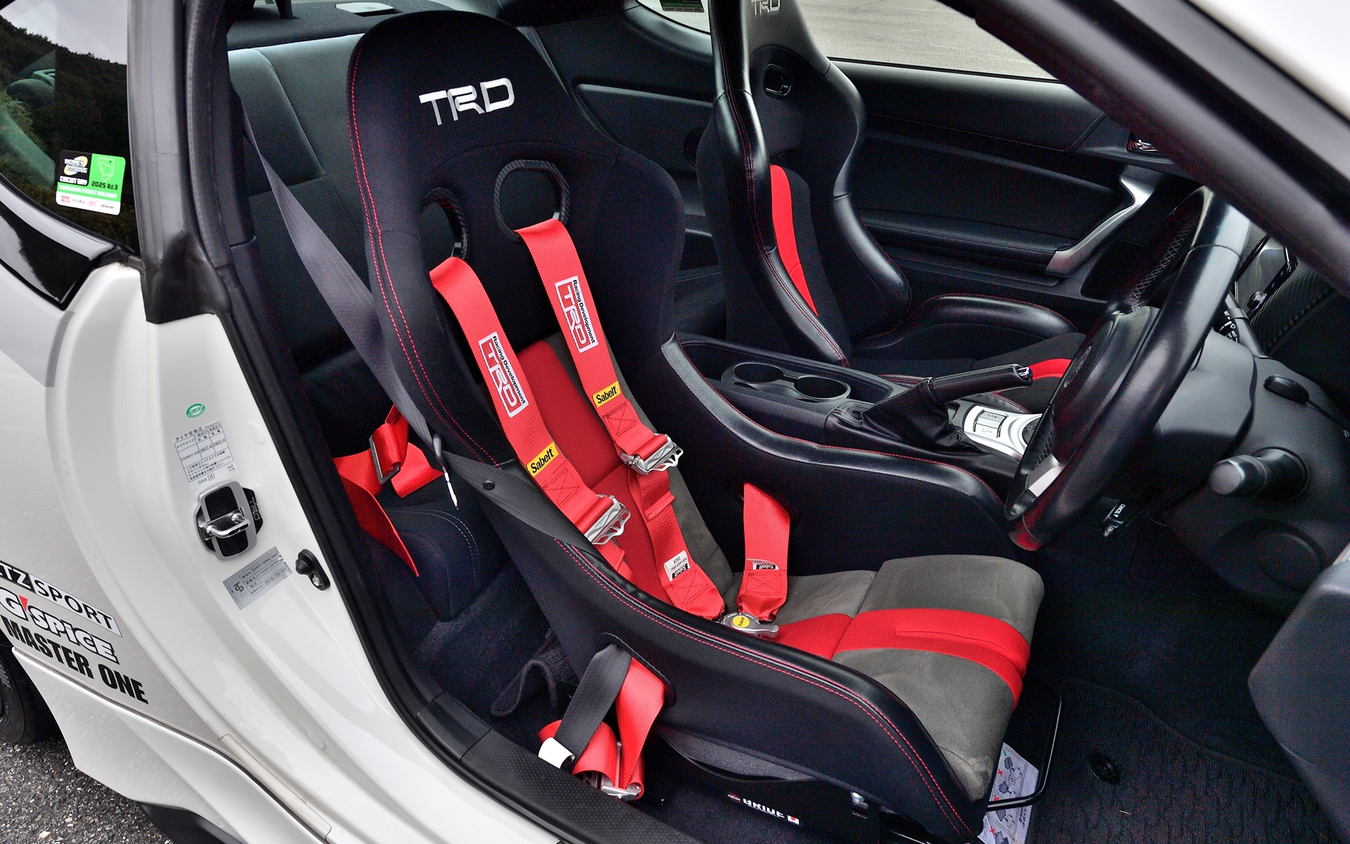 TRDバケットシートとTRD×サベルトの6点シートベルトはすでに発売中