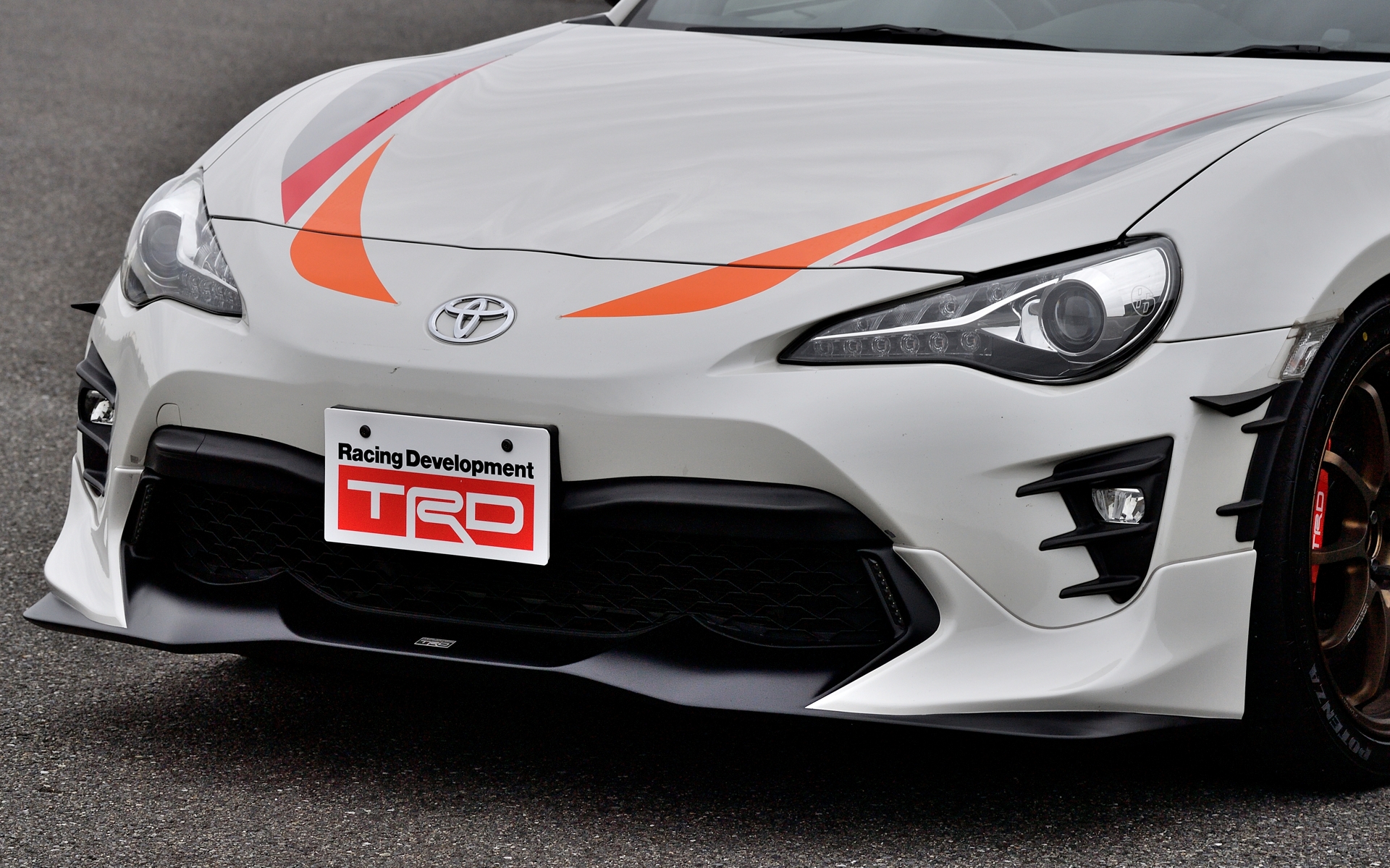 フロントスポイラー（LED付き）は標準より約25mmダウン、約35mm長い。合成ラバーのエアロタービュレーターも別途装着している