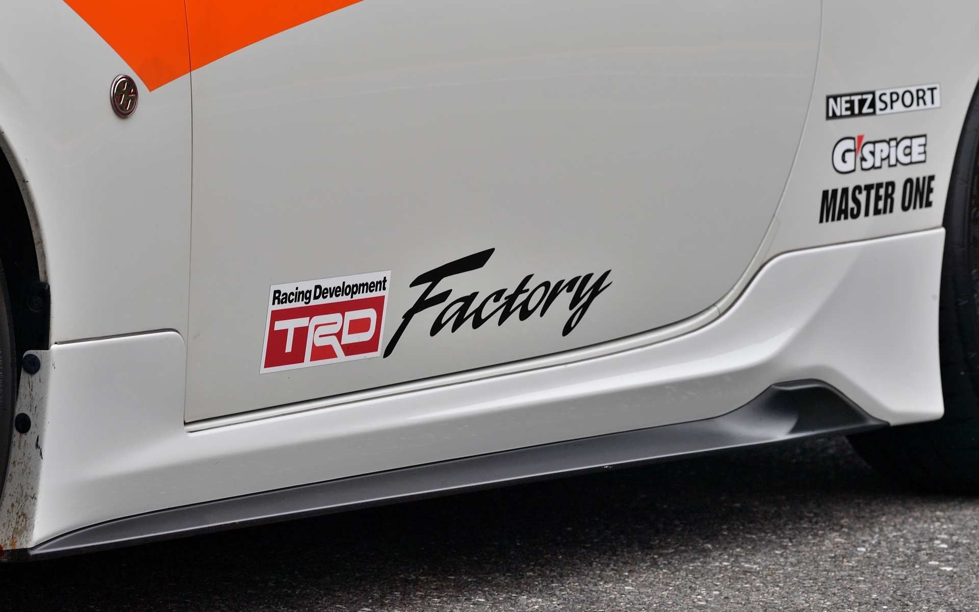 サイドスカートは約35mmダウン、約5mmワイド