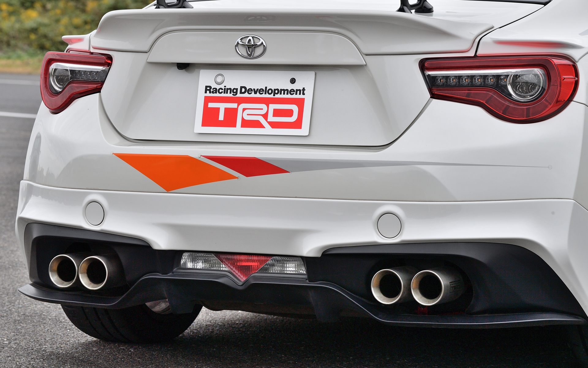 リアバンパースポイラーは約10mmダウン、約5mmワイド、約15mm長い。ハイレスポンスマフラーVer.Rを装着