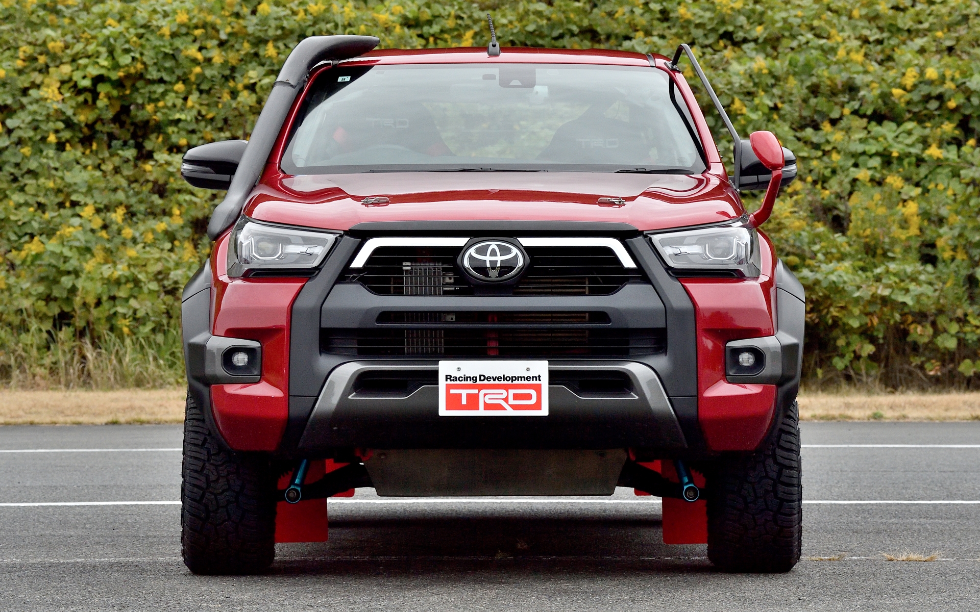 TRDの「スーパーワイドトレッドキット」が装着できるのは「GR-S」グレードと「ROCCO」グレードとなっている。キット内容は、前後オーバーフェンダー、前後インナーフェンダー、フロントサスペンション＆スプリング、フロントドライブシャフト＆サスペンションアーム＆タイロッドエンド、フロントブレーキホース、リアホイールスペーサー