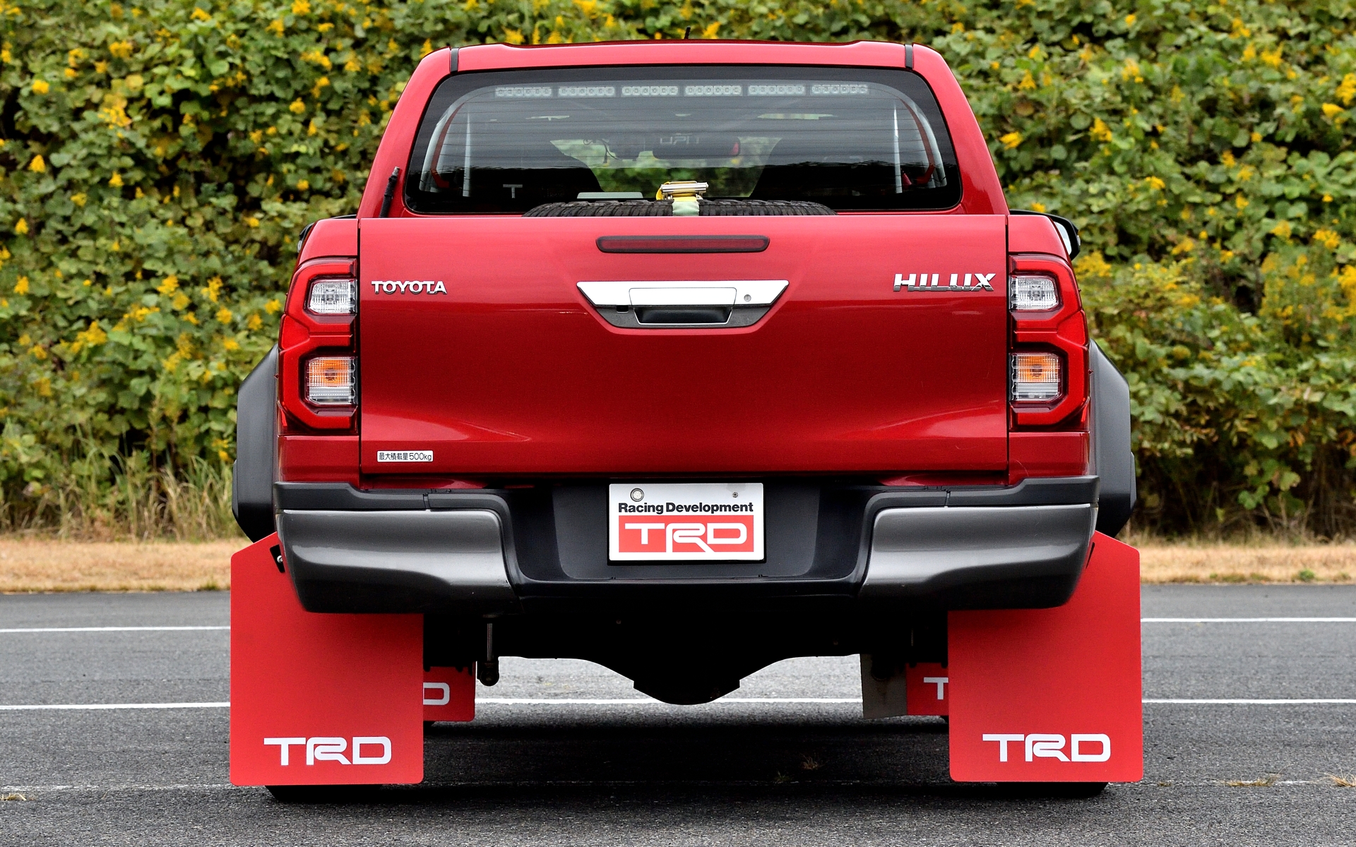 TRDの「スーパーワイドトレッドキット」が装着できるのは「GR-S」グレードと「ROCCO」グレードとなっている。キット内容は、前後オーバーフェンダー、前後インナーフェンダー、フロントサスペンション＆スプリング、フロントドライブシャフト＆サスペンションアーム＆タイロッドエンド、フロントブレーキホース、リアホイールスペーサー