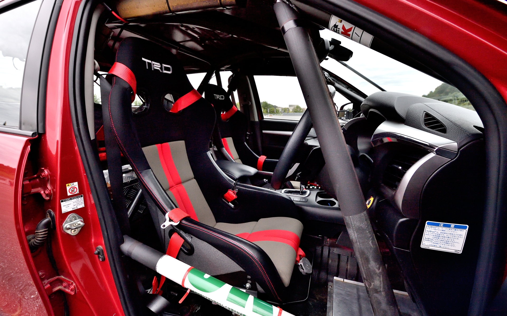 ラゲッジは競技用仕様で、スペアタイヤや油圧ジャッキを搭載している