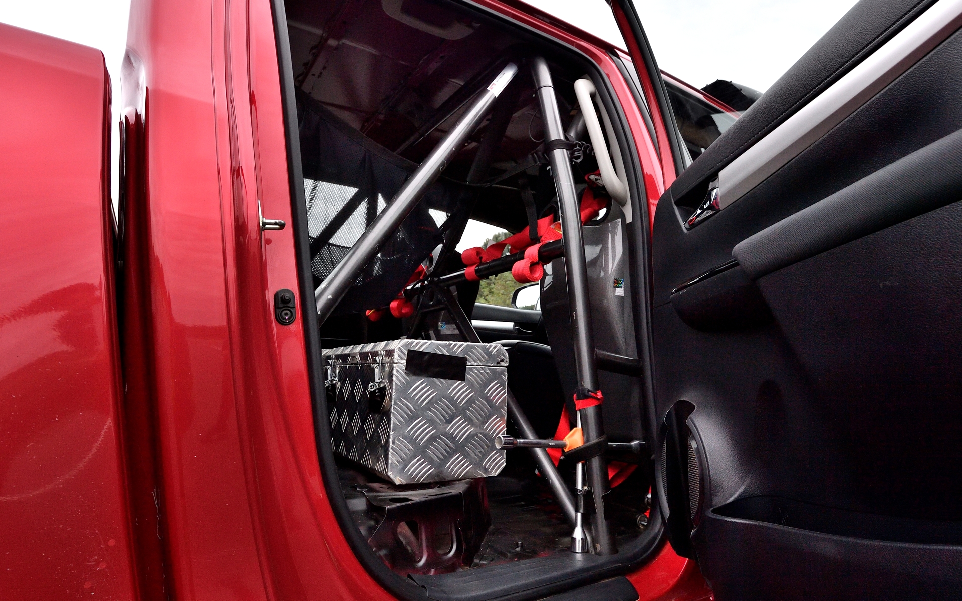 フルバケットシートやロールケージなど内装も競技用に仕上げられている