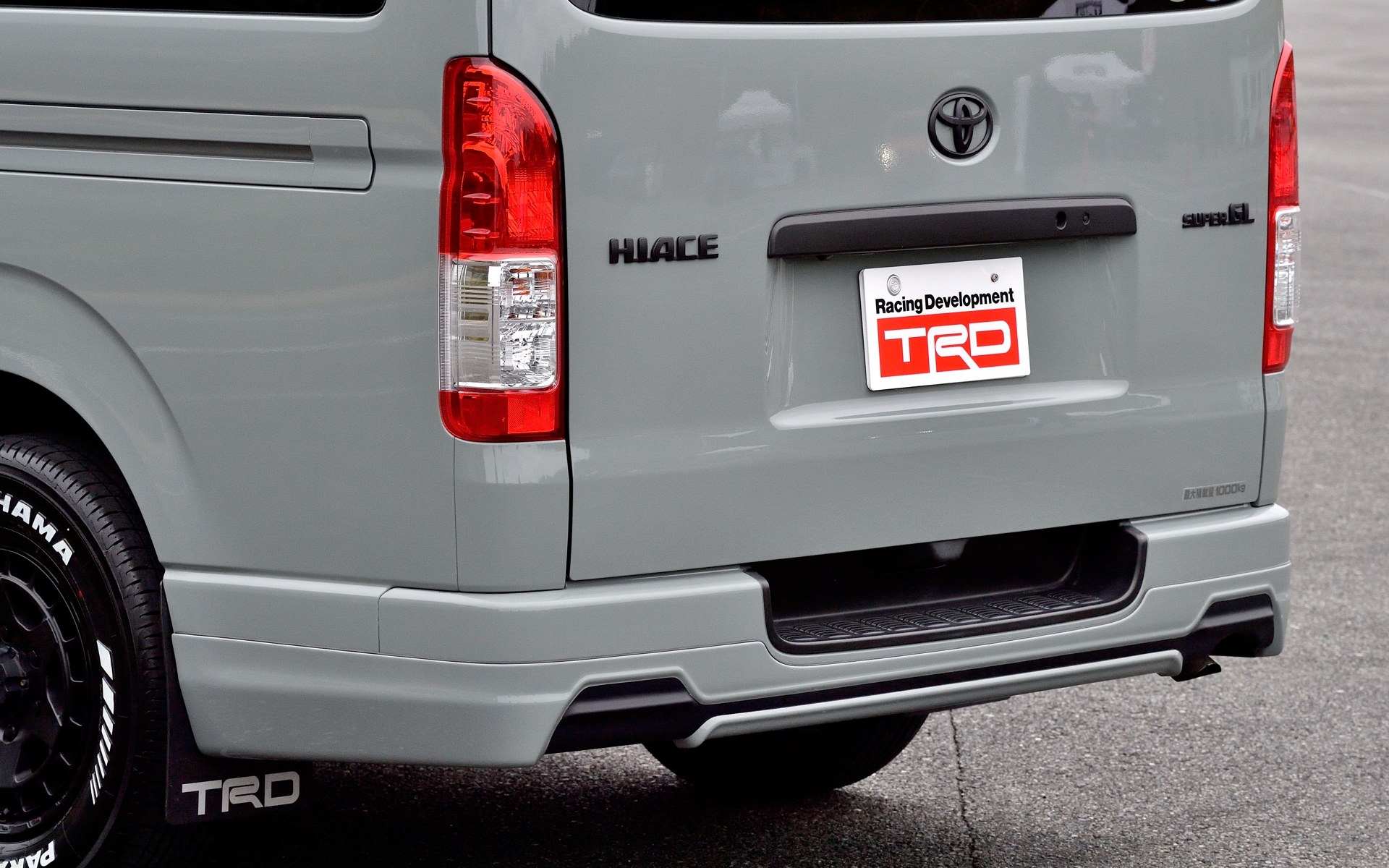 TRDリアバンパースポイラー、TRDマッドフラップも装着