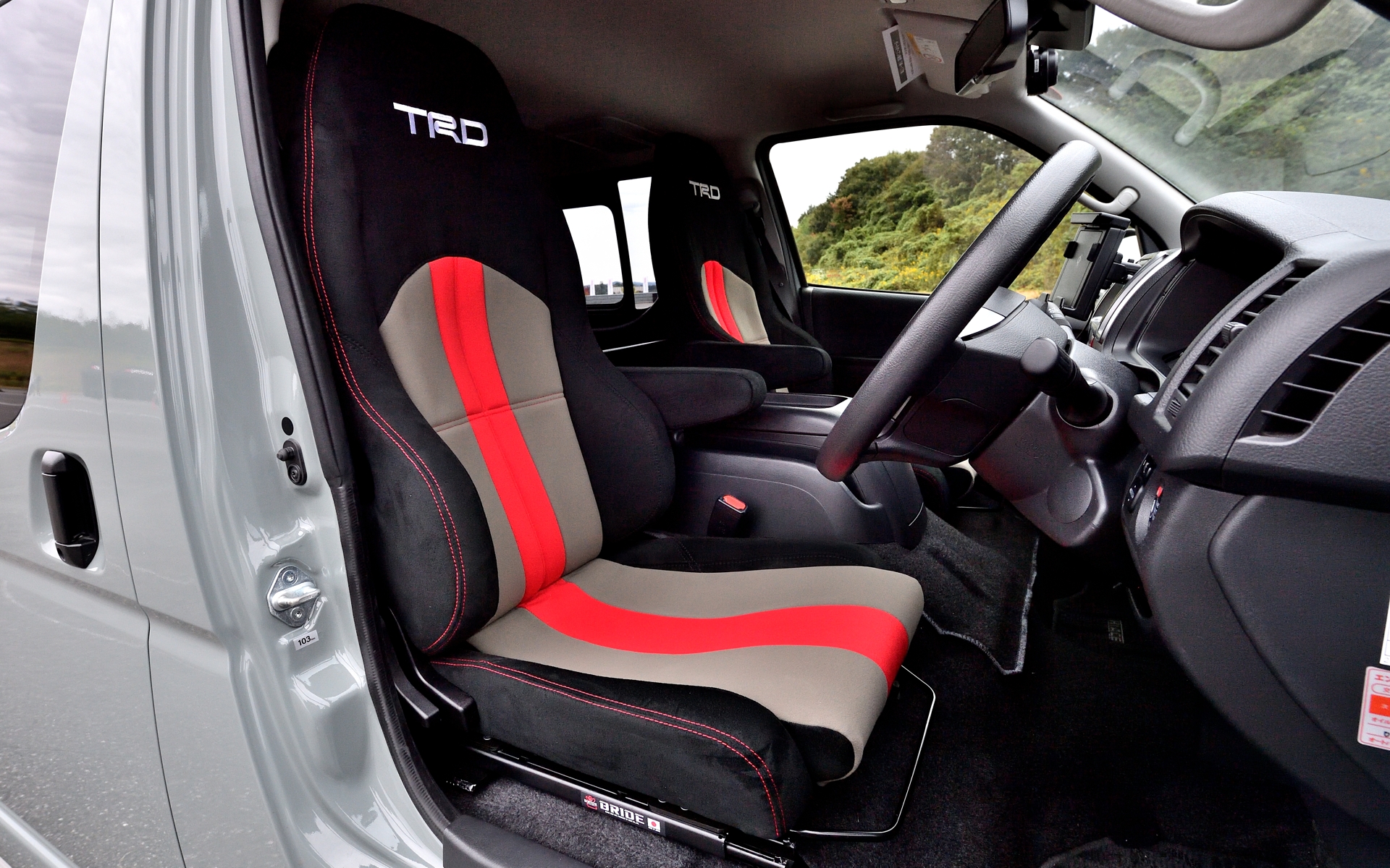 シートはBRIDEのDIAGOIIIをベースにしたTRDロゴ入りのコンフォートスポーツシート