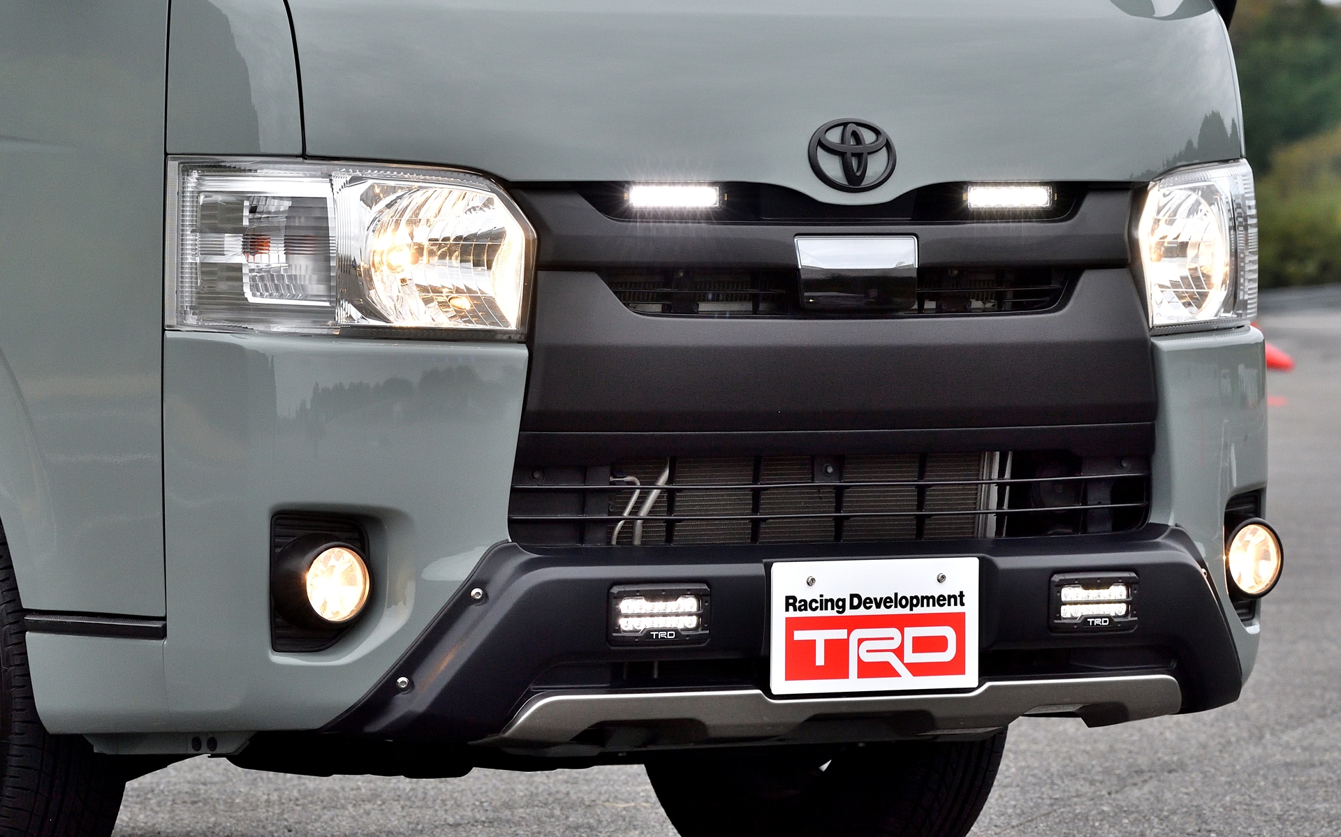 TRDフロントスポイラーバンパー（LED付き）にはTJM製スリムラインワークランプを追加ハイビームとして装着