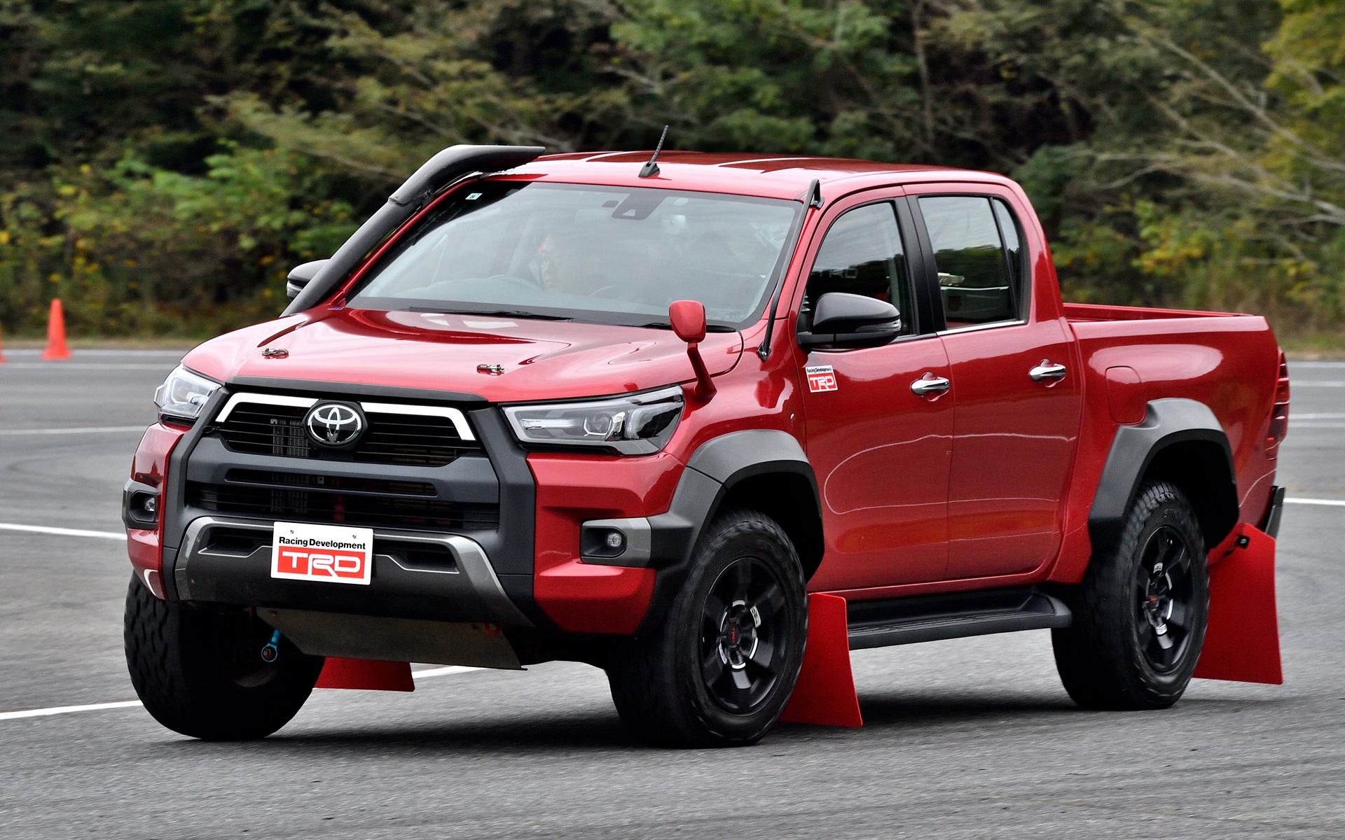 マッドフラップもTRD製で、サイズは前360×580mm（幅×長さ）、後360×880mm（同）で、厚みはともに4mm