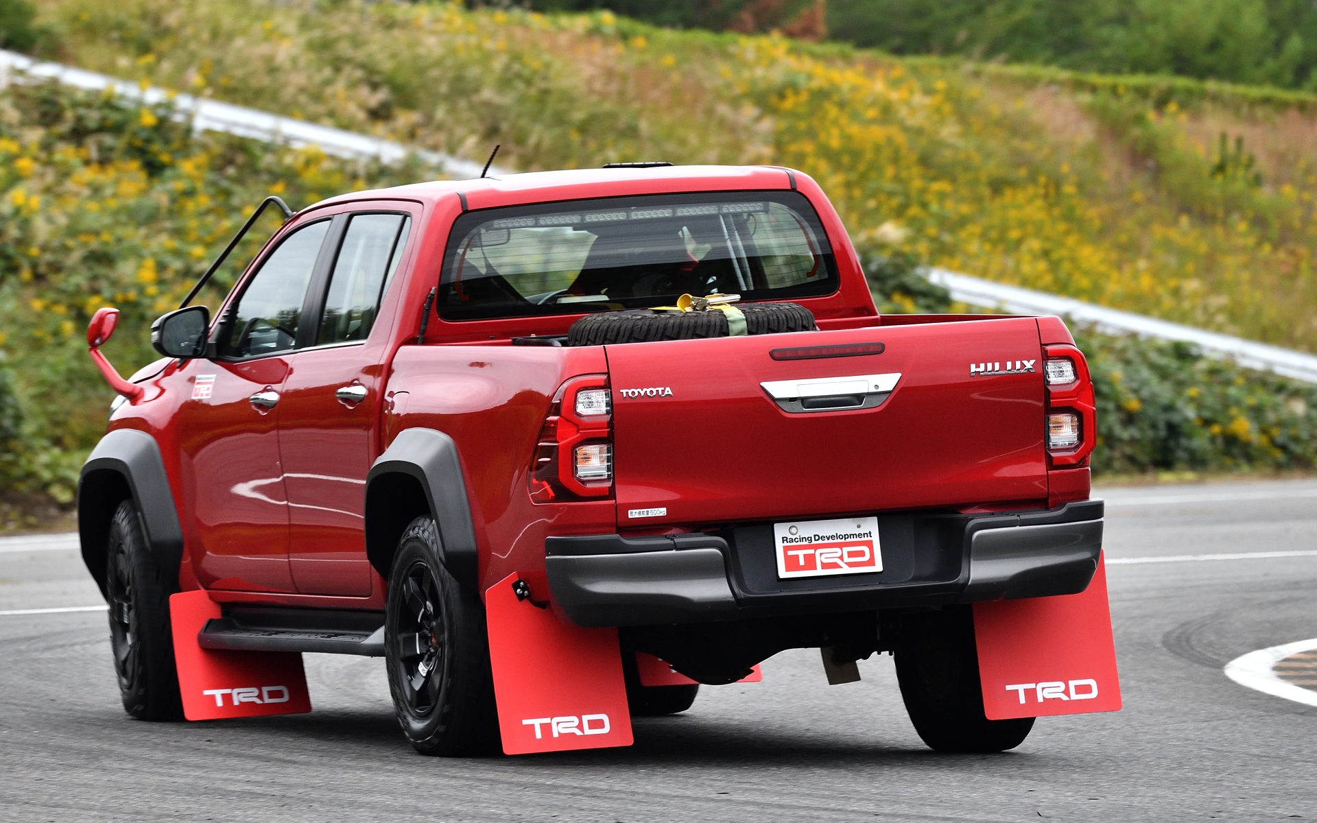 マッドフラップもTRD製で、サイズは前360×580mm（幅×長さ）、後360×880mm（同）で、厚みはともに4mm