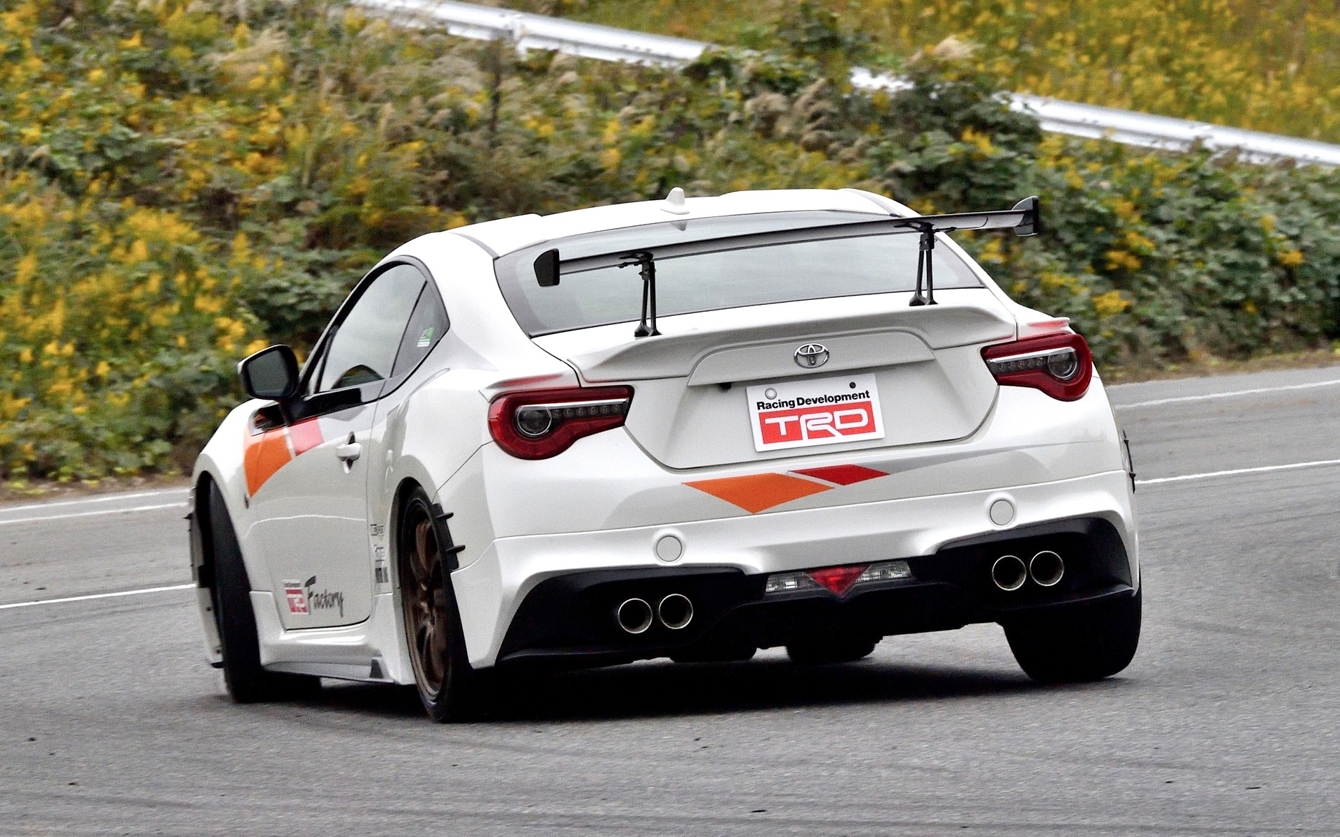 中古の初期型86をベースに思い切りチューニングするのも楽しいかもしれない！