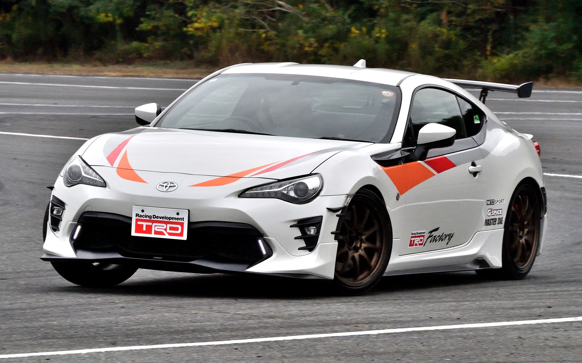 ハイグリップラジアルタイヤにちょうどいいパフォーマンスに仕上げている