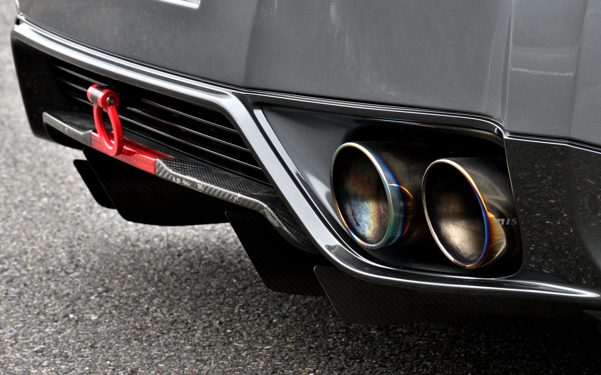 マフラーは高純度チタン合金を使用し、9.4kgと純正マフラーよりも8kgほど軽量で、価格は50万円