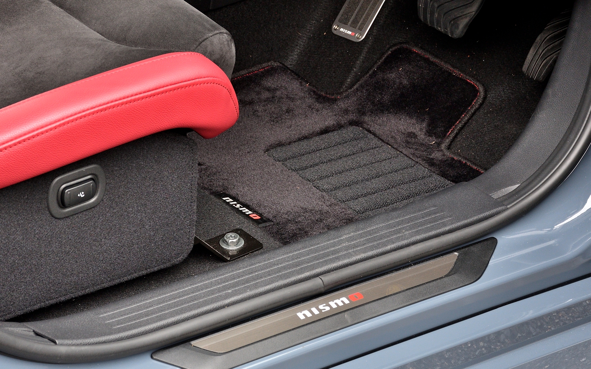 キッキングプレートは「NISMO」ロゴが発光するタイプで4万3364円、フロアマットは5枚セットで3万円。スチール製フットレストは1万1000円