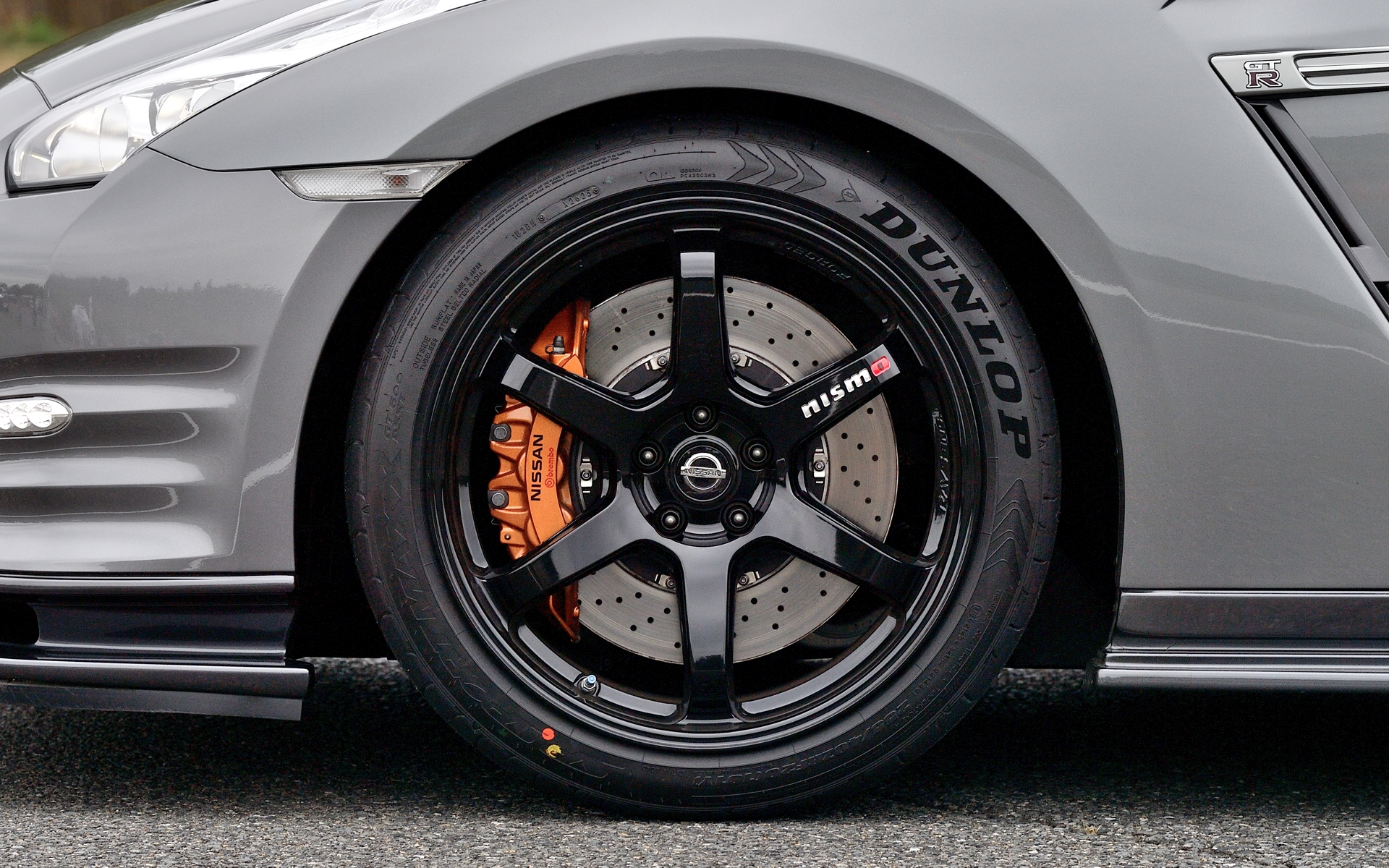 ホイールはニスモ純正。タイヤはダンロップ「スポーツMAXX GT 600DSST」でサイズはフロントが255/40R20、リアが285/35R20