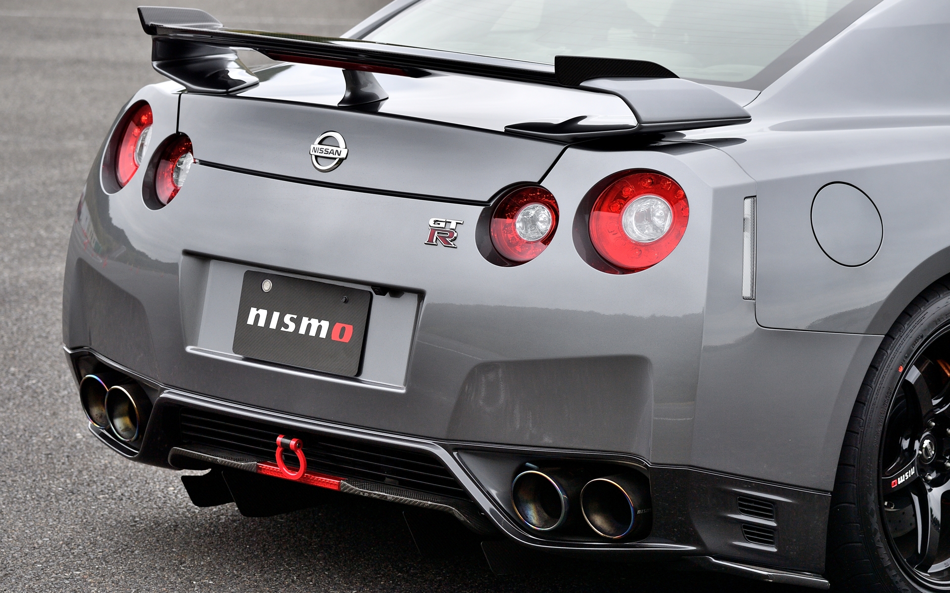 リアアンダースポイラーセットは10万円、リアディフューザーフィンセットはドライカーボン製で14万円