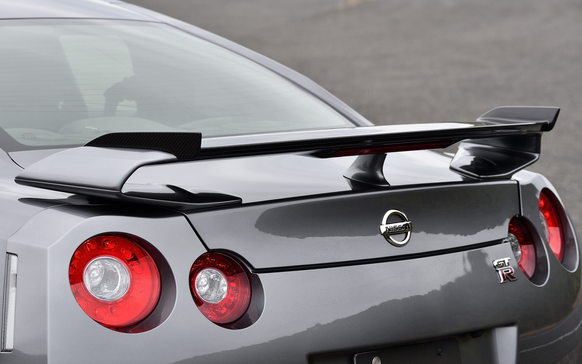 ドライカーボン製でクリア塗装仕上げのアドオンリアスポイラーは38万円