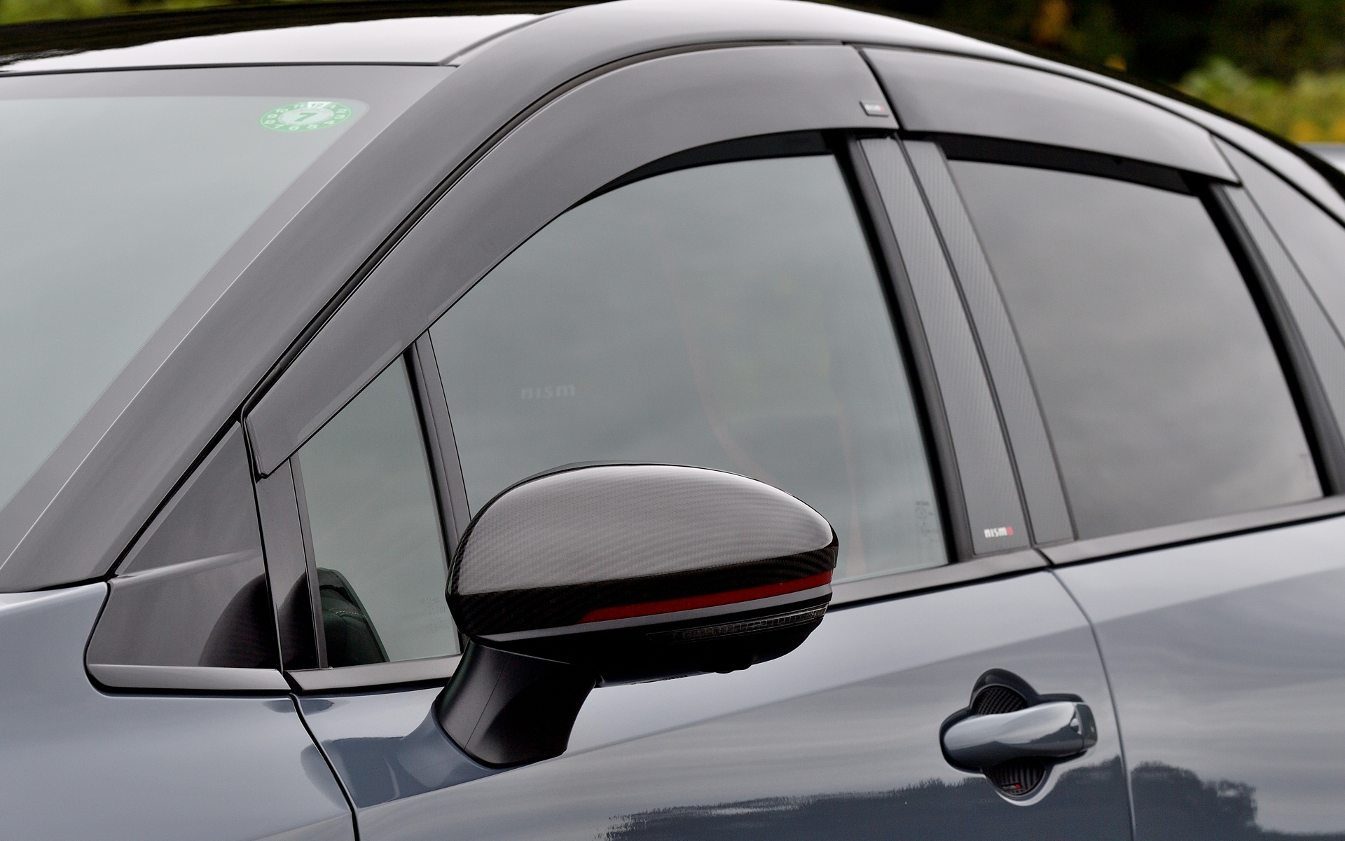 カーボンドアミラーカバーは4万5000円、プラスチックバイザーは純正オプションパーツで2万6400円