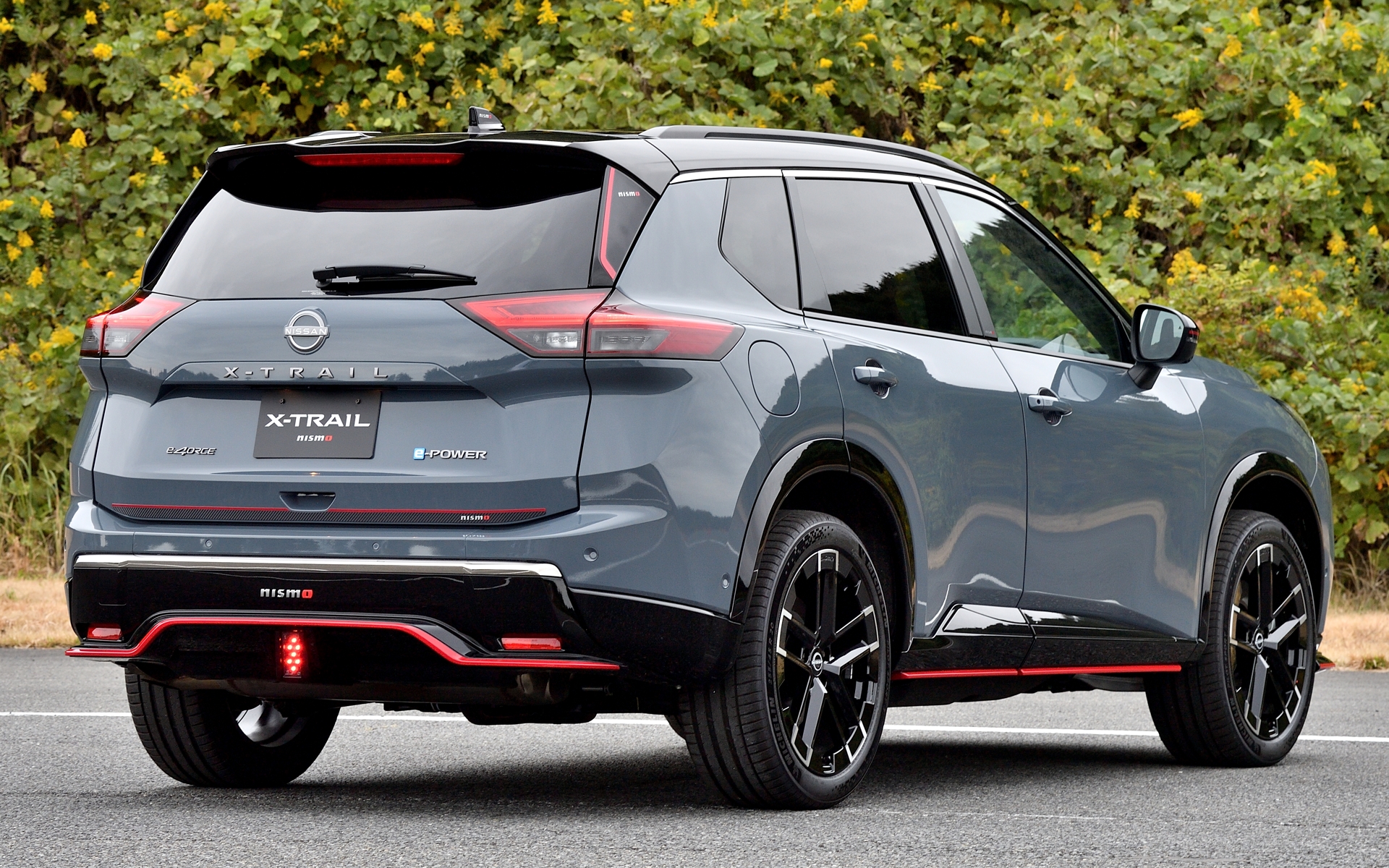 ピラーガーニッシュは3万5000円、ウイングサイドガーニッシュは1万6000円、アンテナガーニッシュは1万2000円、バックドアガーニッシュは1万2000円