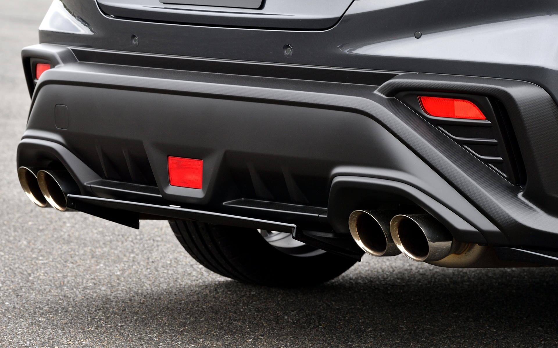 SUPER GTに参戦しているマシンと同じスワンネック形状のSTIドライカーボンリアスポイラー