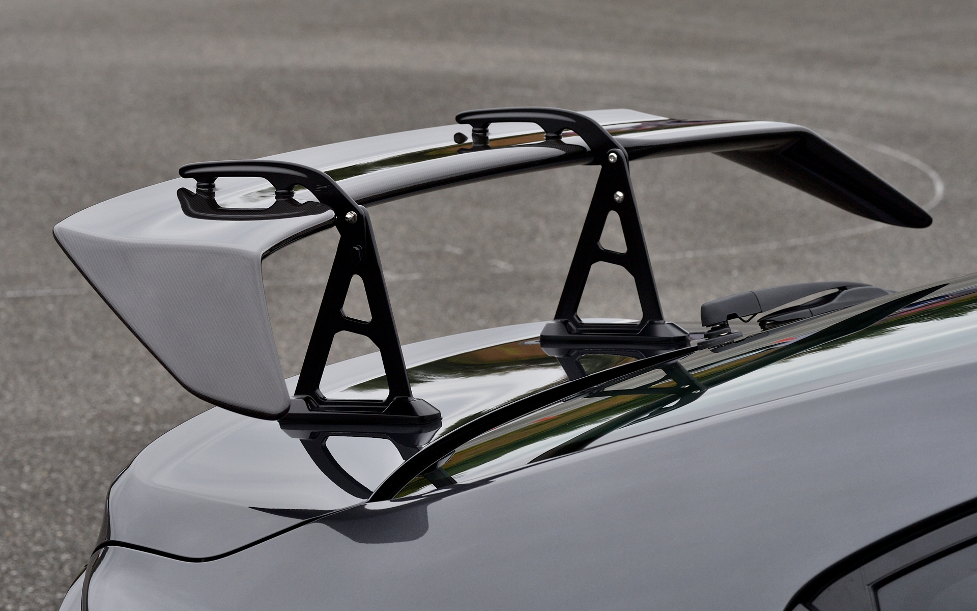 STIリアアンダーディフューザー（クリスタルブラック・シリカ塗装）とSTIリアサイドアンダースポイラーを装着。マフラーはSTI製低圧損パフォーマンスマフラー＆エキゾーストパイプリア