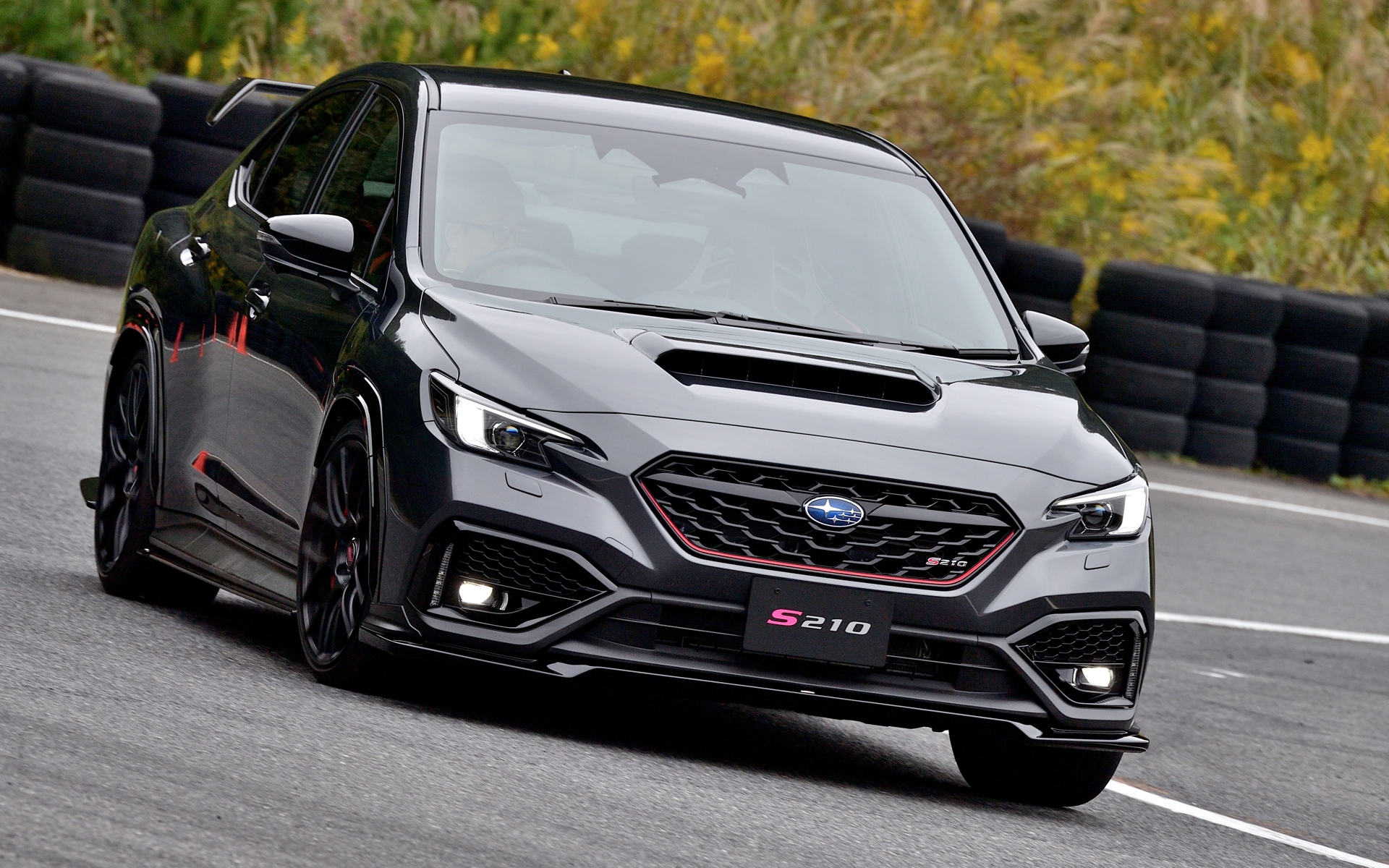 タイヤのワイド化と専用のシャシーチューニングで操舵応答性と安定性が向上している