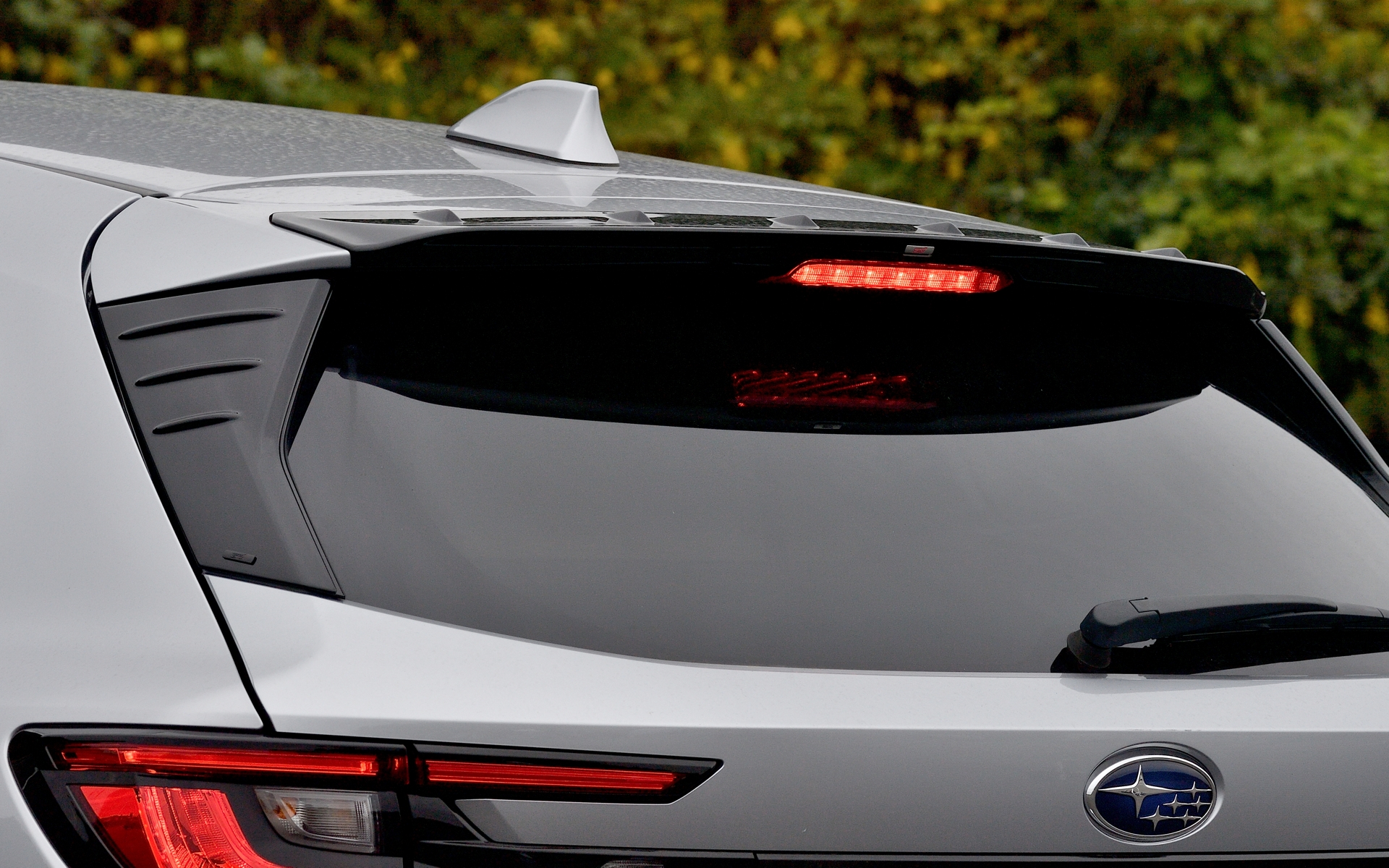 車体後方の空気の流れを整流するボルテックスジェネレーター形状を採用したルーフエンドスポイラーは5万1590円