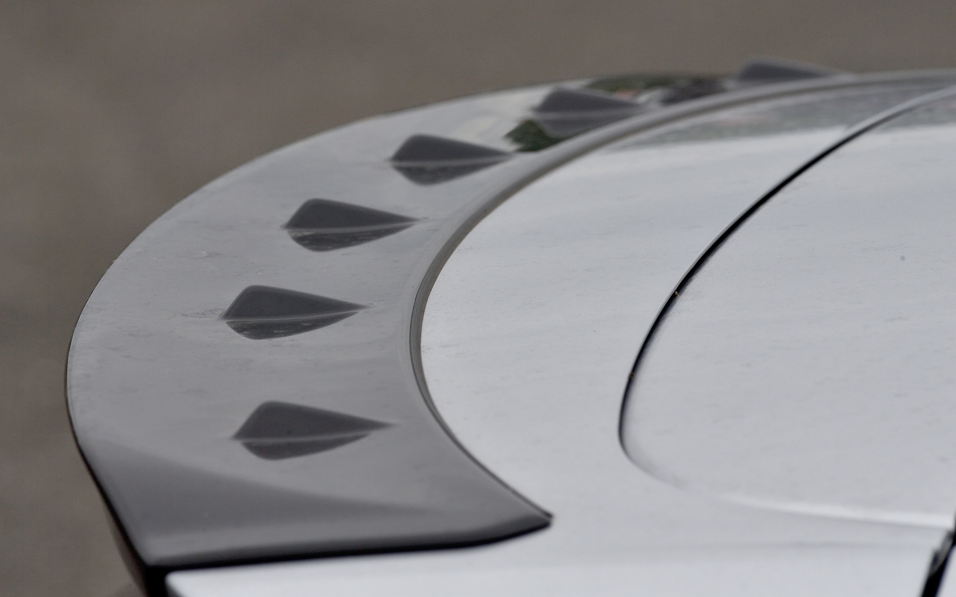 車体後方の空気の流れを整流するボルテックスジェネレーター形状を採用したルーフエンドスポイラーは5万1590円