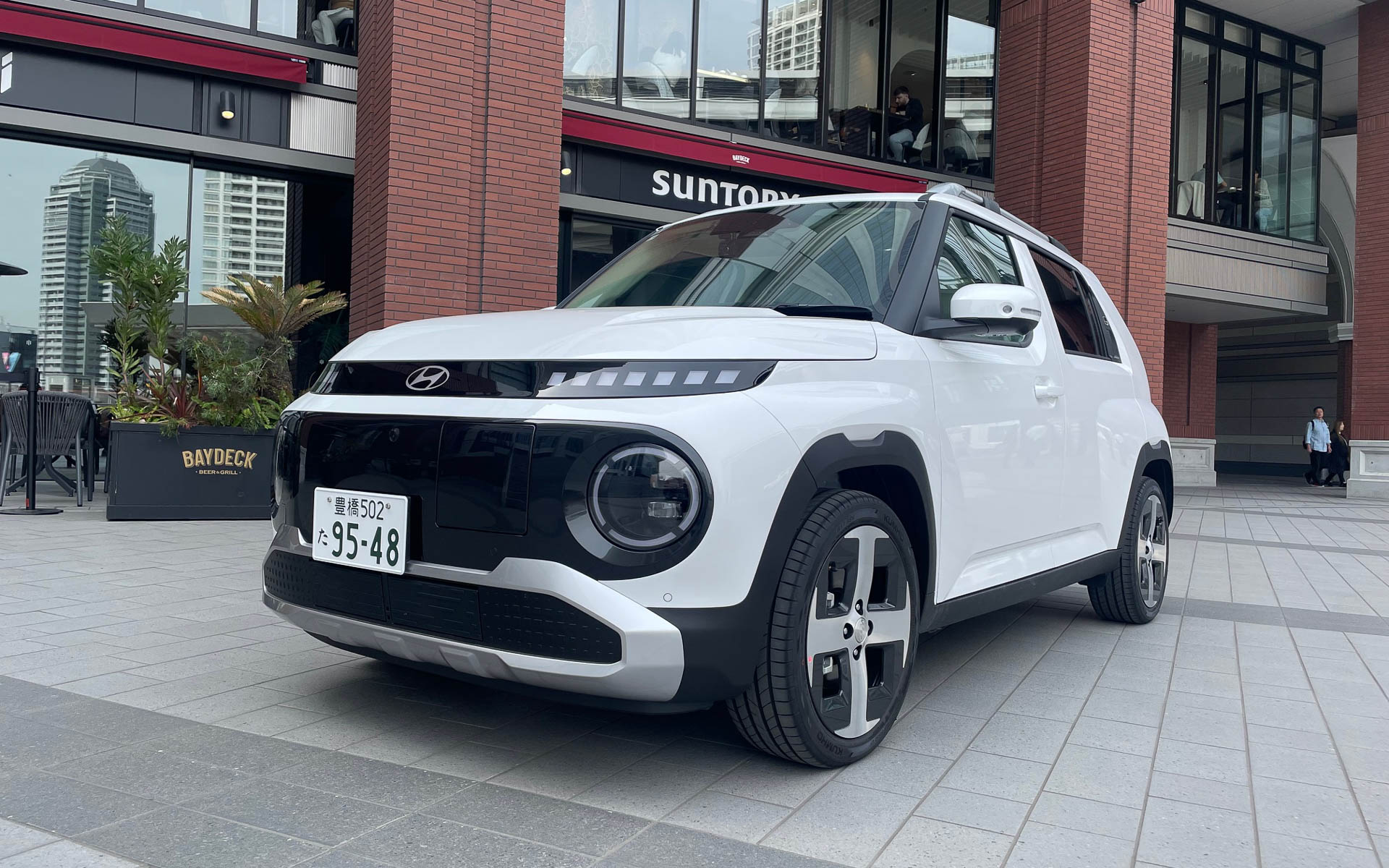 ヒョンデ・インスター。コンパクトクラスだがBEVの利点を活かして後席も広い。背が高いが気持ちよく走れる