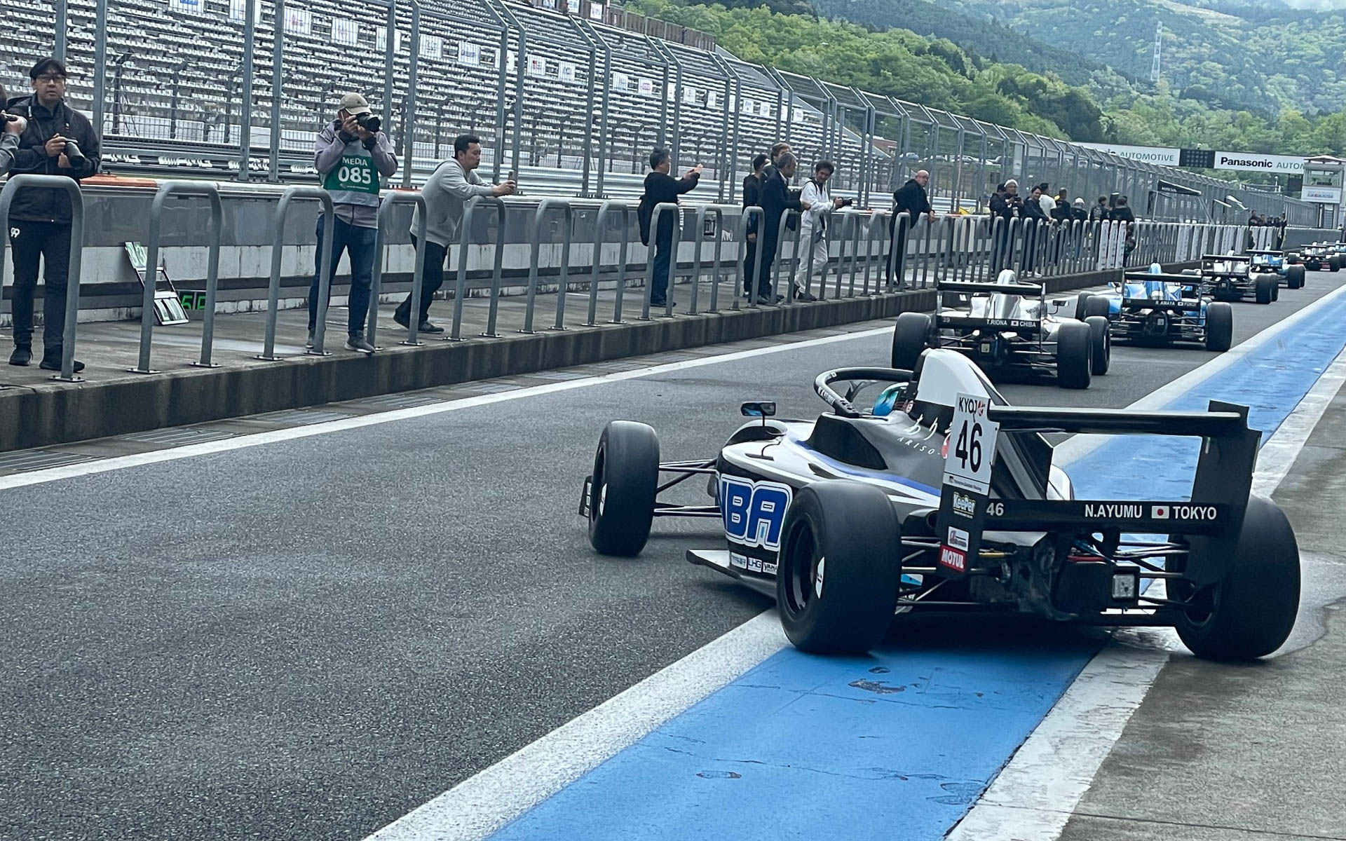 KYOJO CUPは独自のフォーミュラのワンメイクレース。女性ドライバーだけが参加できる。いつもセッティングやインストラクターで手伝ってくれる永井歩夢選手がピットから出ていく