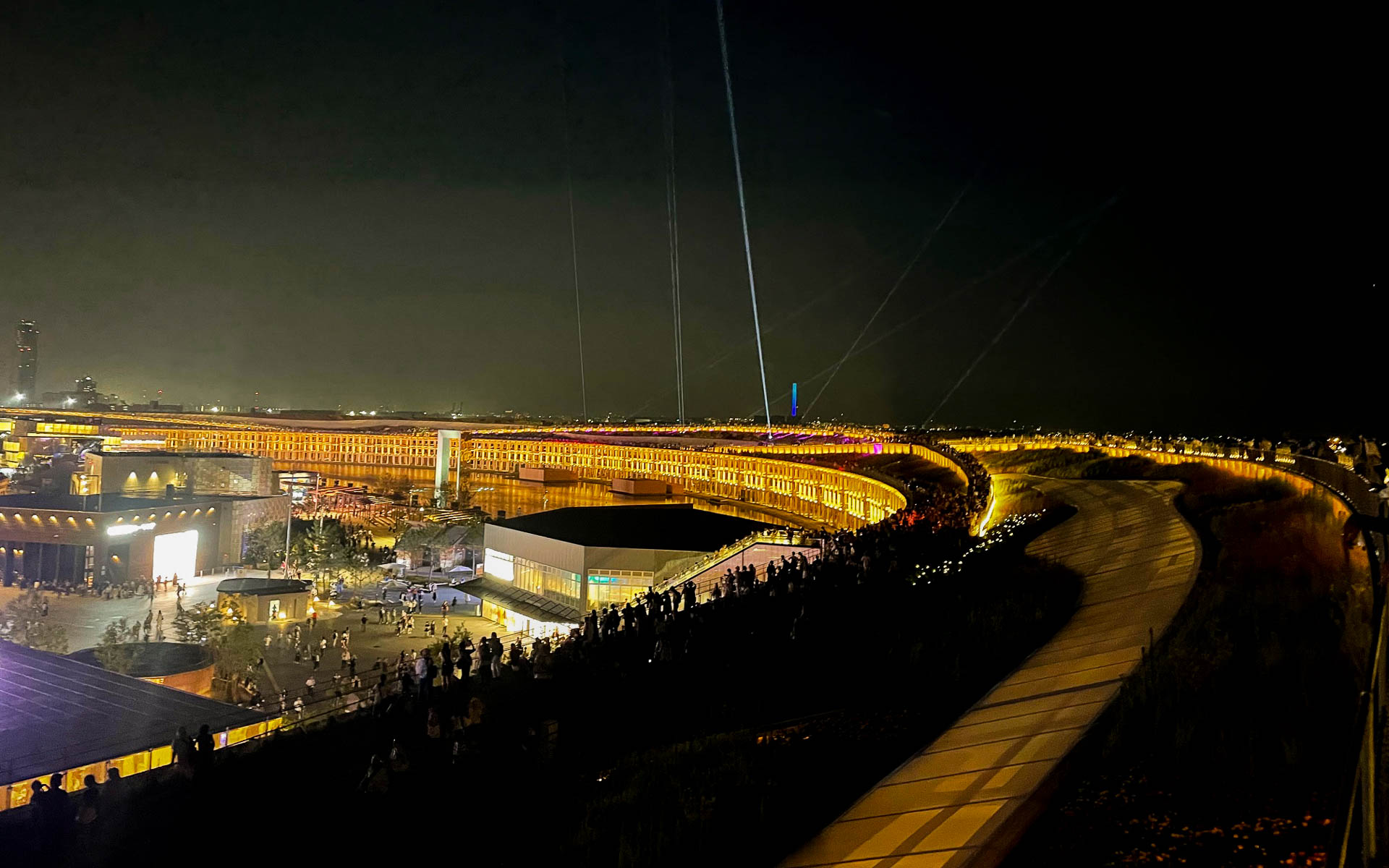 大阪・関西万博は、実はこの大屋根リングが一番印象に残っている。予約なしで入れるパビリオンもあったが、静かなこの景色は忘れない