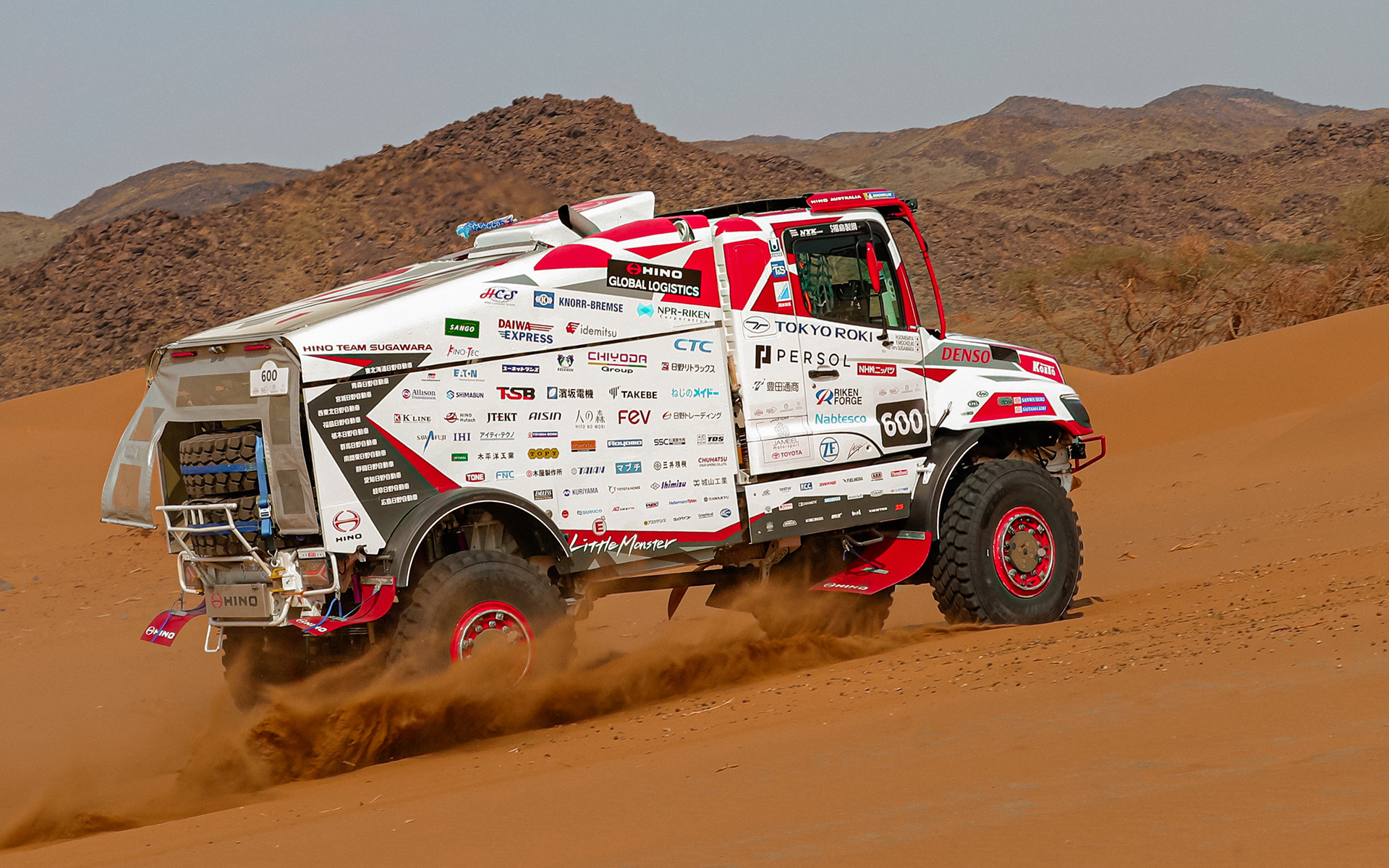 菅原照仁氏が「世界一スポンサーの多いマシン」と語るHINO600シリーズ。その数は100社以上でカラーリングにもその数がみてとれる