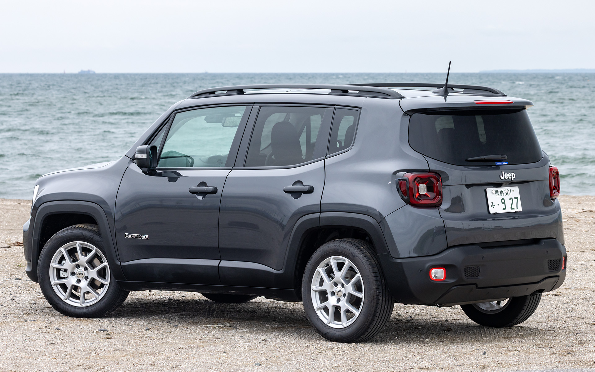 レネゲード アルティテュード e-Hybrid（グラファイトグレー C/C）。価格は544万円。ボディサイズは4255×1805×1695mm（全長×全幅×全高）、ホイールベースは2570mmというコンパクトSUVモデル