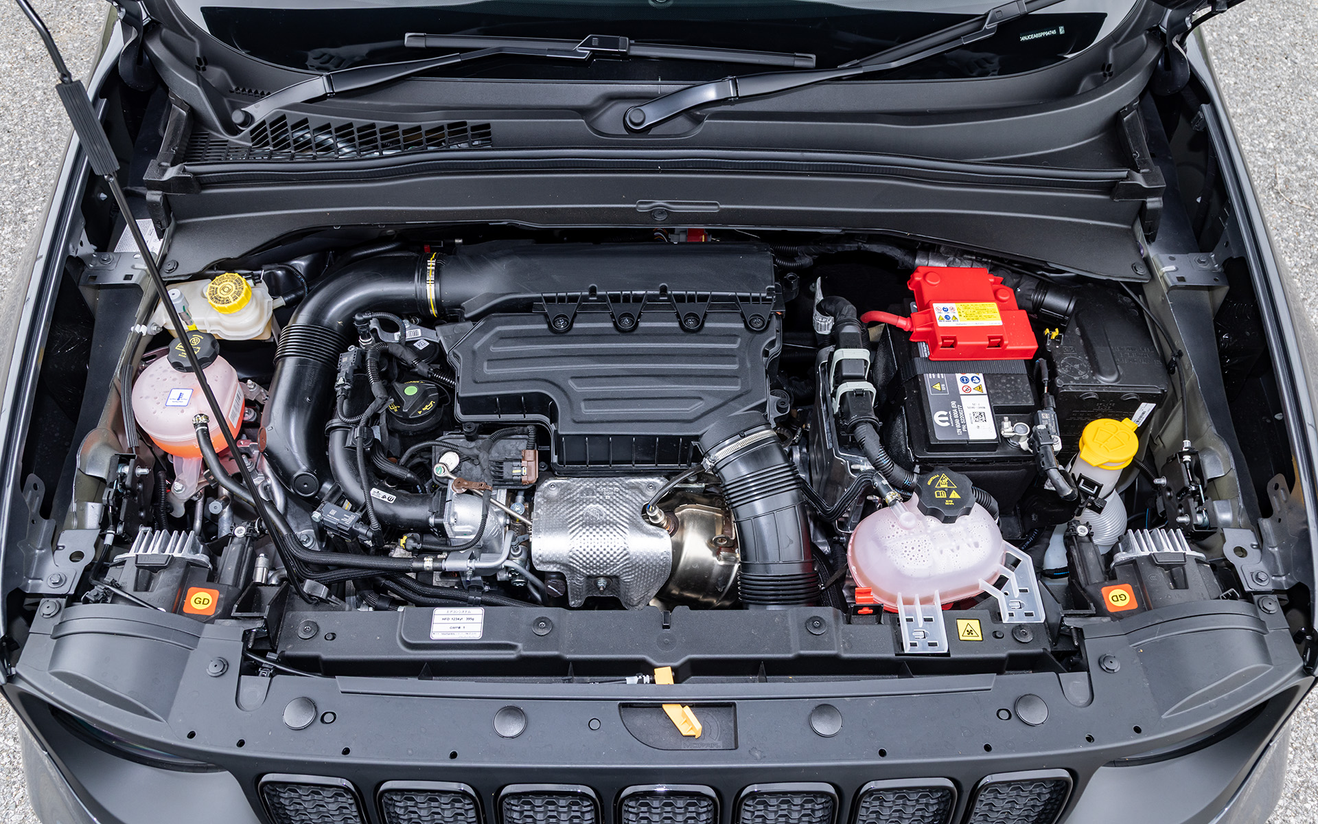 最高出力96kW（131PS）/5250rpm、最大トルク240Nm（24.5kgfm）/1500rpmを発生する直列4気筒DOHC 1.5リッターターボエンジンを搭載。駆動用に17.5Ahのリチウムイオン電池を搭載し、7速DCTに組み込まれた最高出力15kW（20PS）/6000rpm、最大トルク55Nm（5.6kgfm）/2000rpmを発生するモーターを駆動する。駆動方式は2WD（FF）で、WLTCモード燃費は17.7km/L