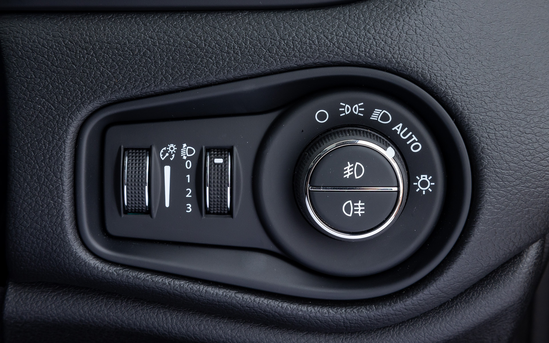 メーターの照度やライト類のスイッチをステアリングコラムの右側に配置