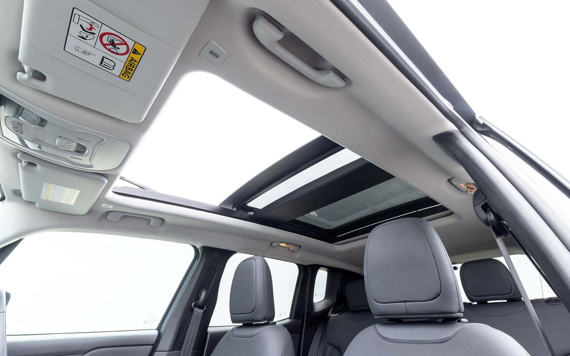 自然を感じられるデュアルペインパノラミックサンルーフはメーカーオプション