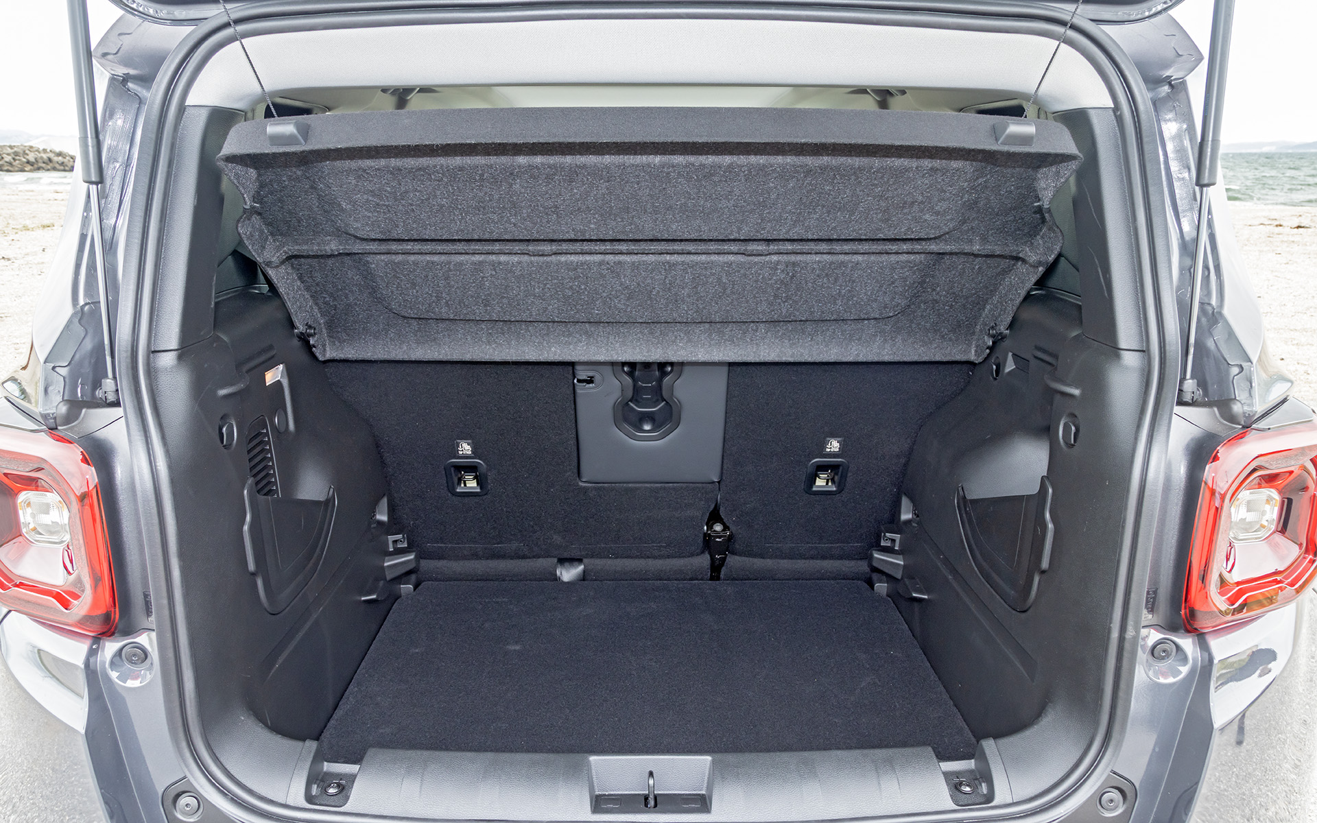 レネゲード e-Hybridのラゲッジ。床面のボードは高さを変えられる