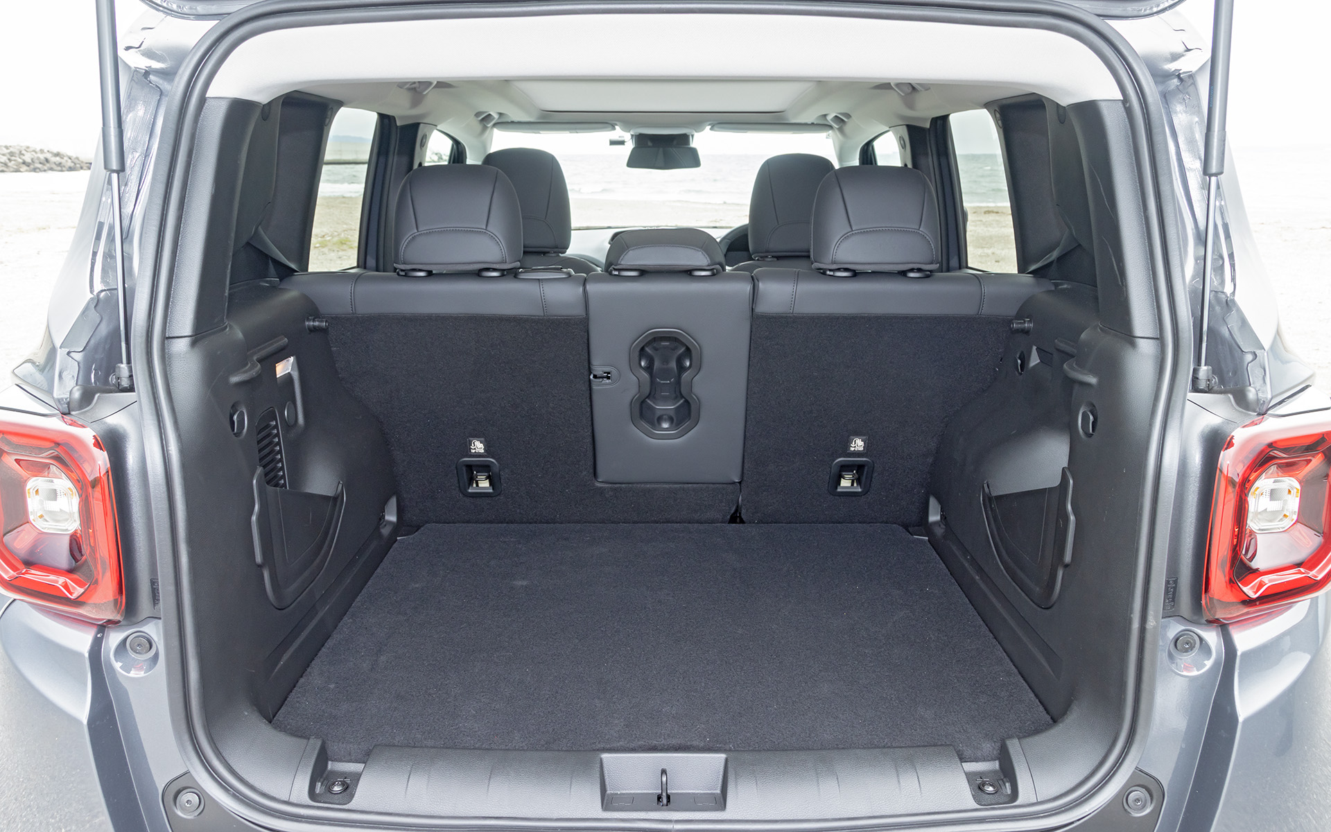 リアシートは40：20：40の分割可倒式。シートアレンジも豊富