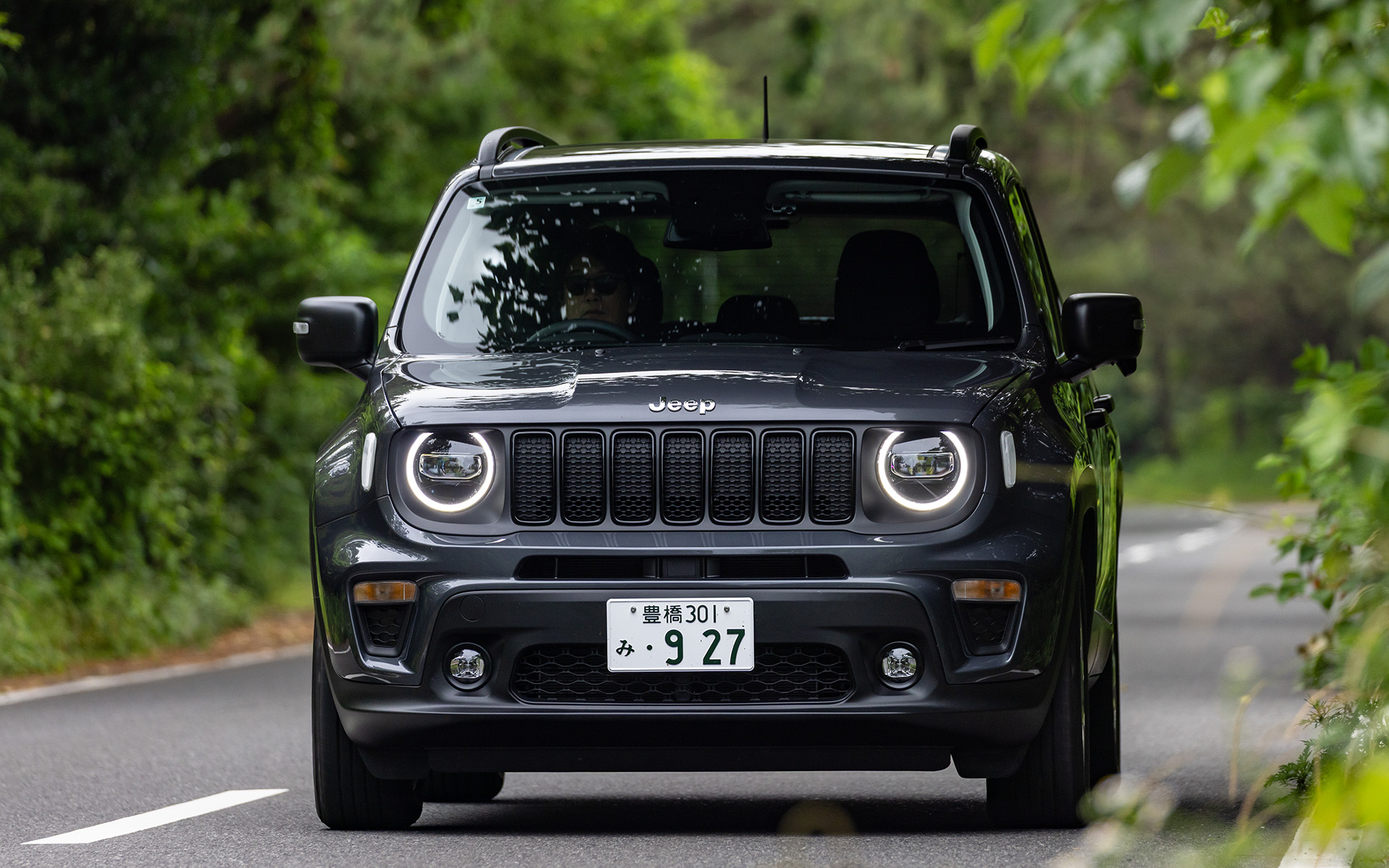 ゆっくり走り出したときからもうジープらしい