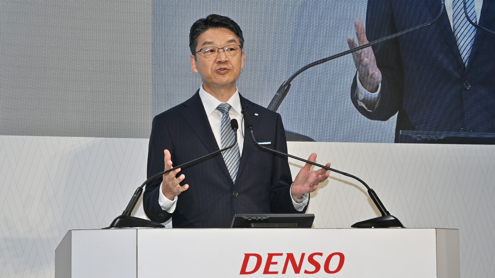 ジャパンモビリティショー2023でプレゼンテーションに登壇した株式会社デンソー 代表取締役社長 林新之助氏