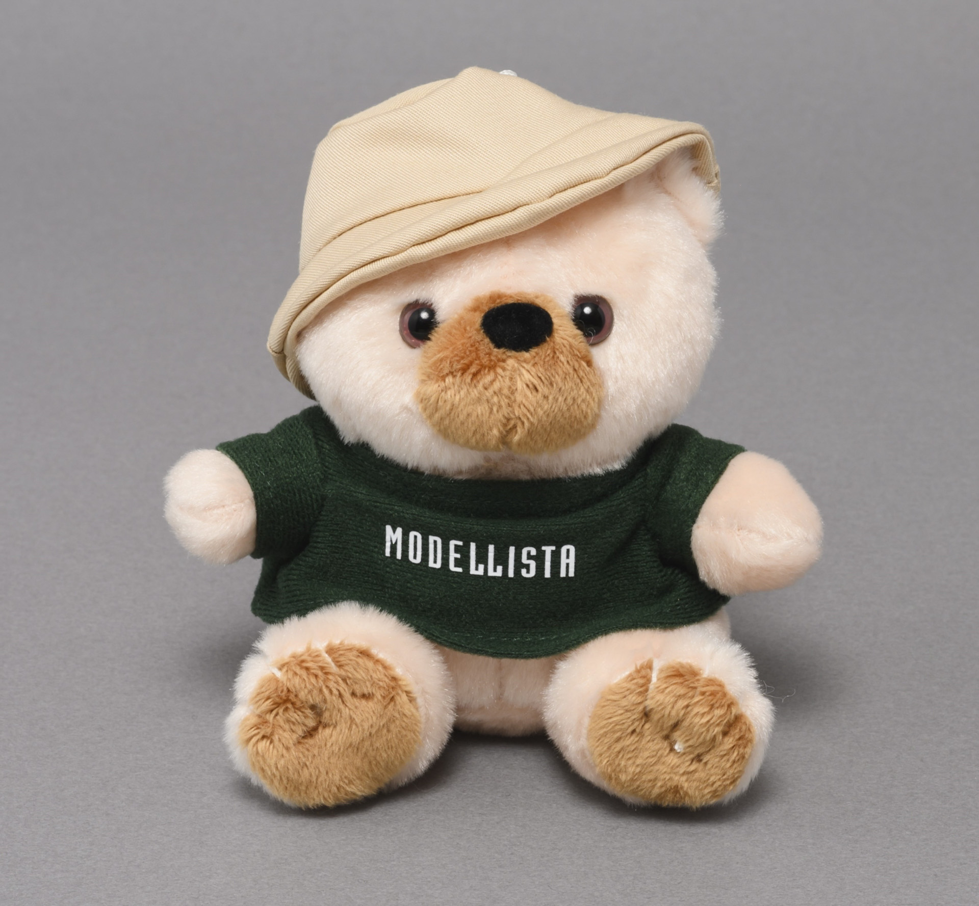 かわいらしいキャラクターと、どこでも持ち運びできるサイズの「モデクマくん」が、着せ替え可能な仕様となってリニューアル