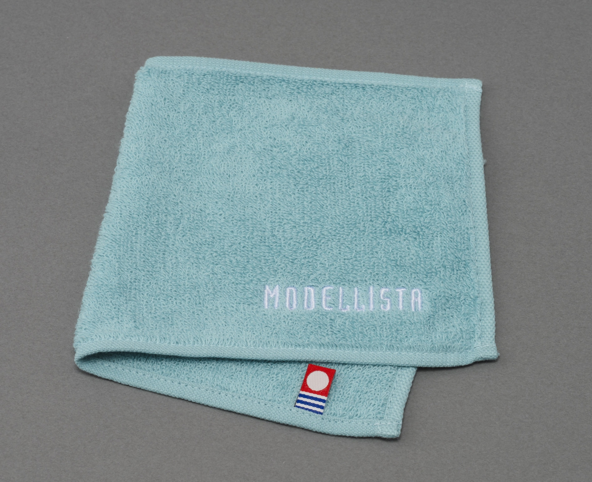 ハーフサイズがコンパクトで使いやすい「今治ハーフハンカチ」には「ライトブルー」の新色が登場