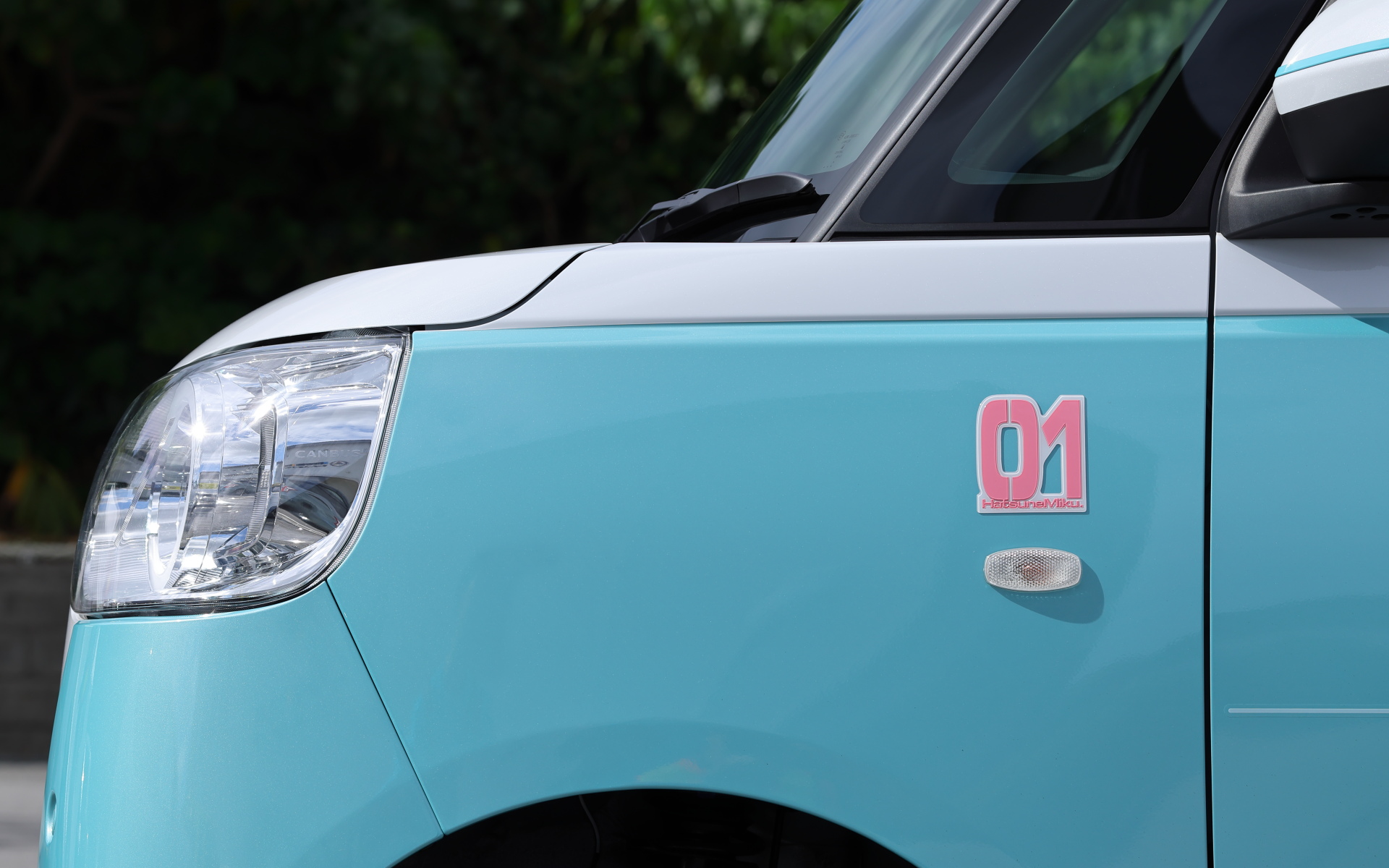 フロントフェンダーエンブレム（助手席側のみ）